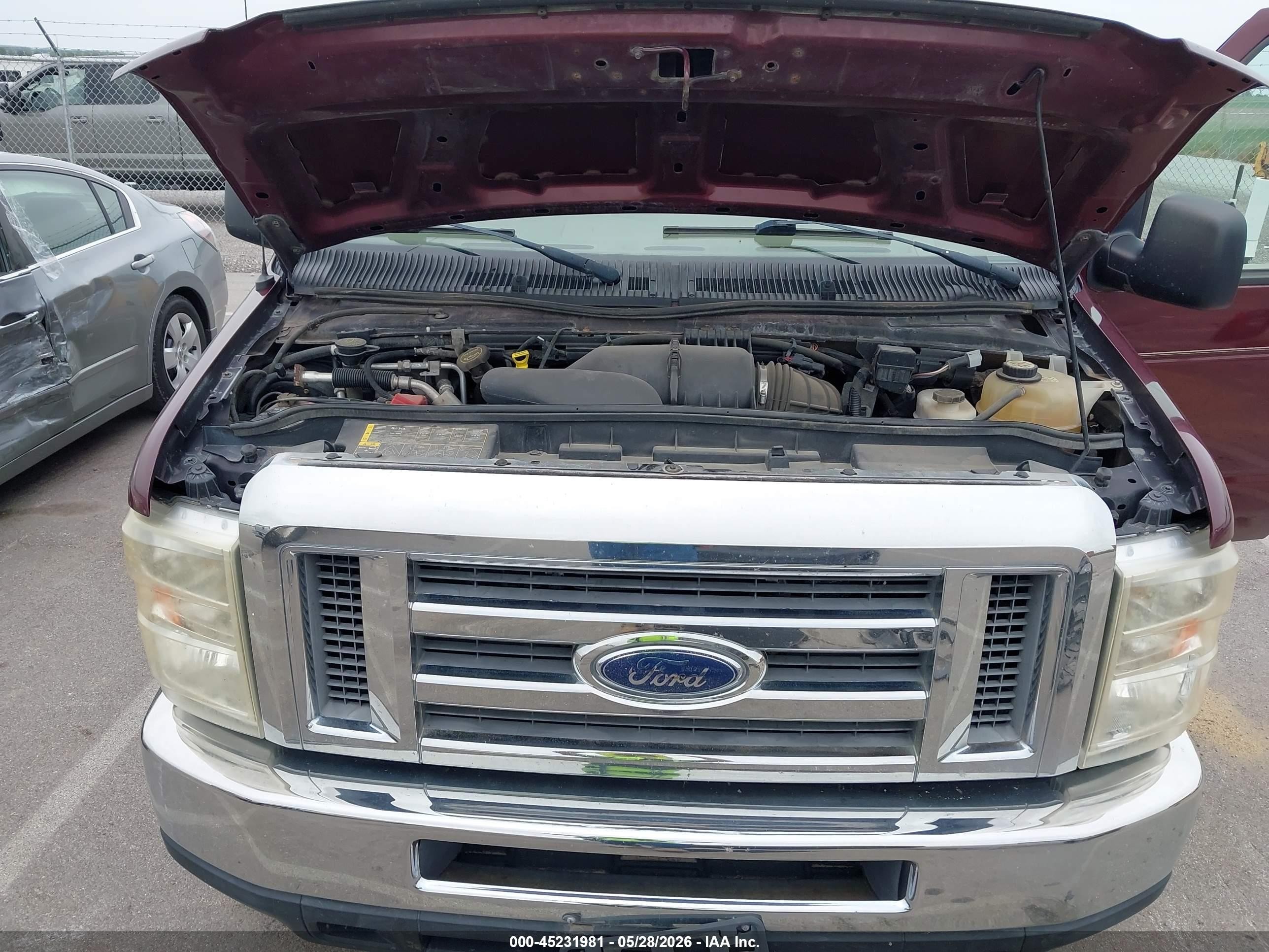 2008 Ford E-350 Super Duty Maroon vin: 1FBNE31L18DA80323