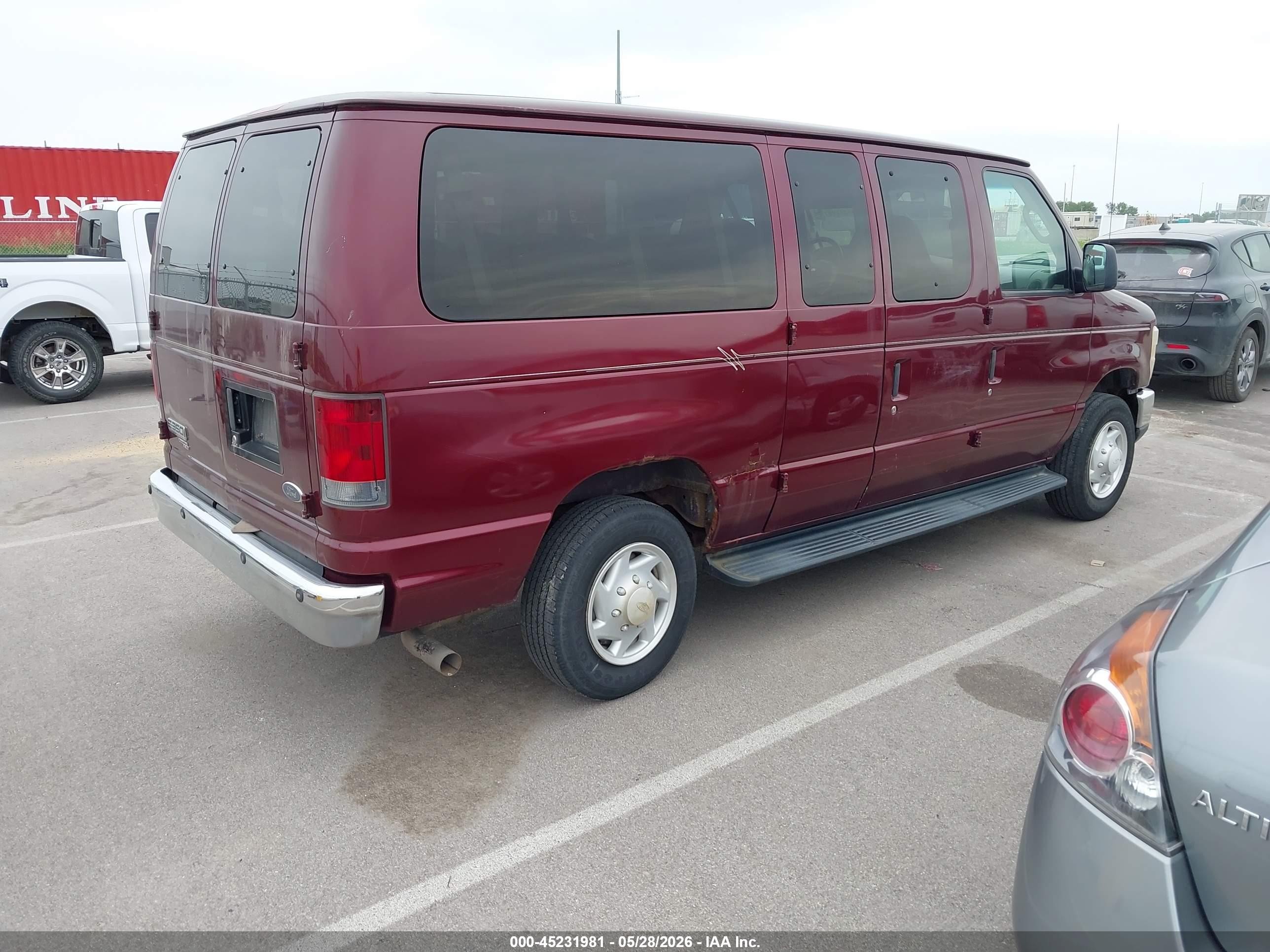 2008 Ford E-350 Super Duty Maroon vin: 1FBNE31L18DA80323