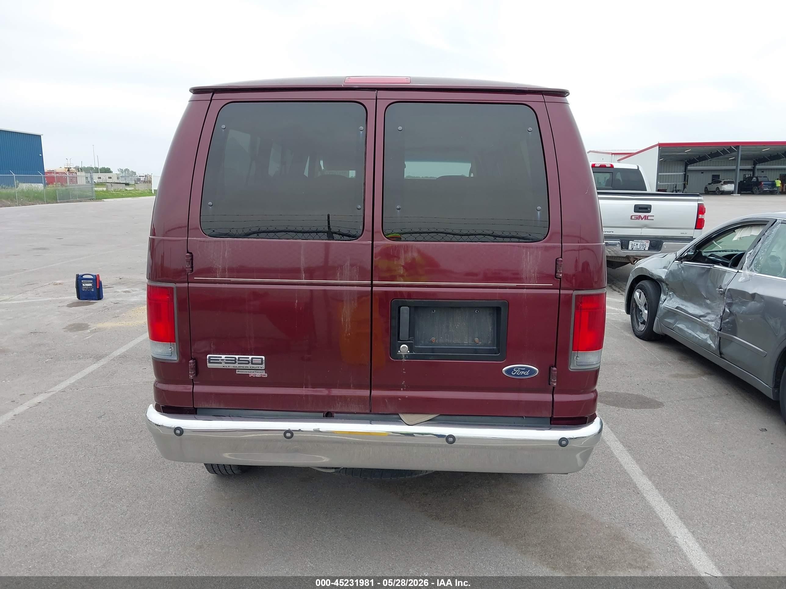 2008 Ford E-350 Super Duty Maroon vin: 1FBNE31L18DA80323