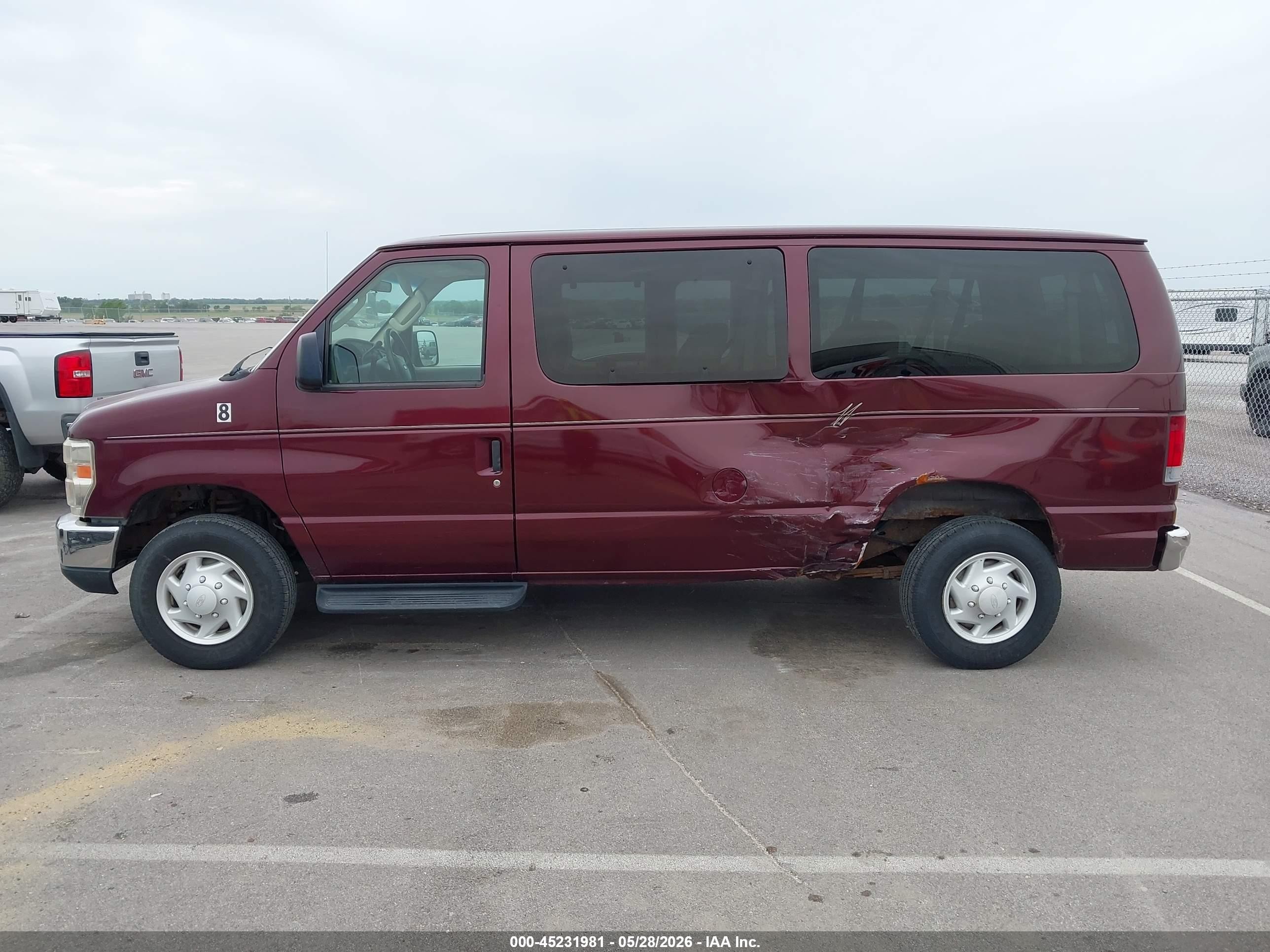2008 Ford E-350 Super Duty Maroon vin: 1FBNE31L18DA80323