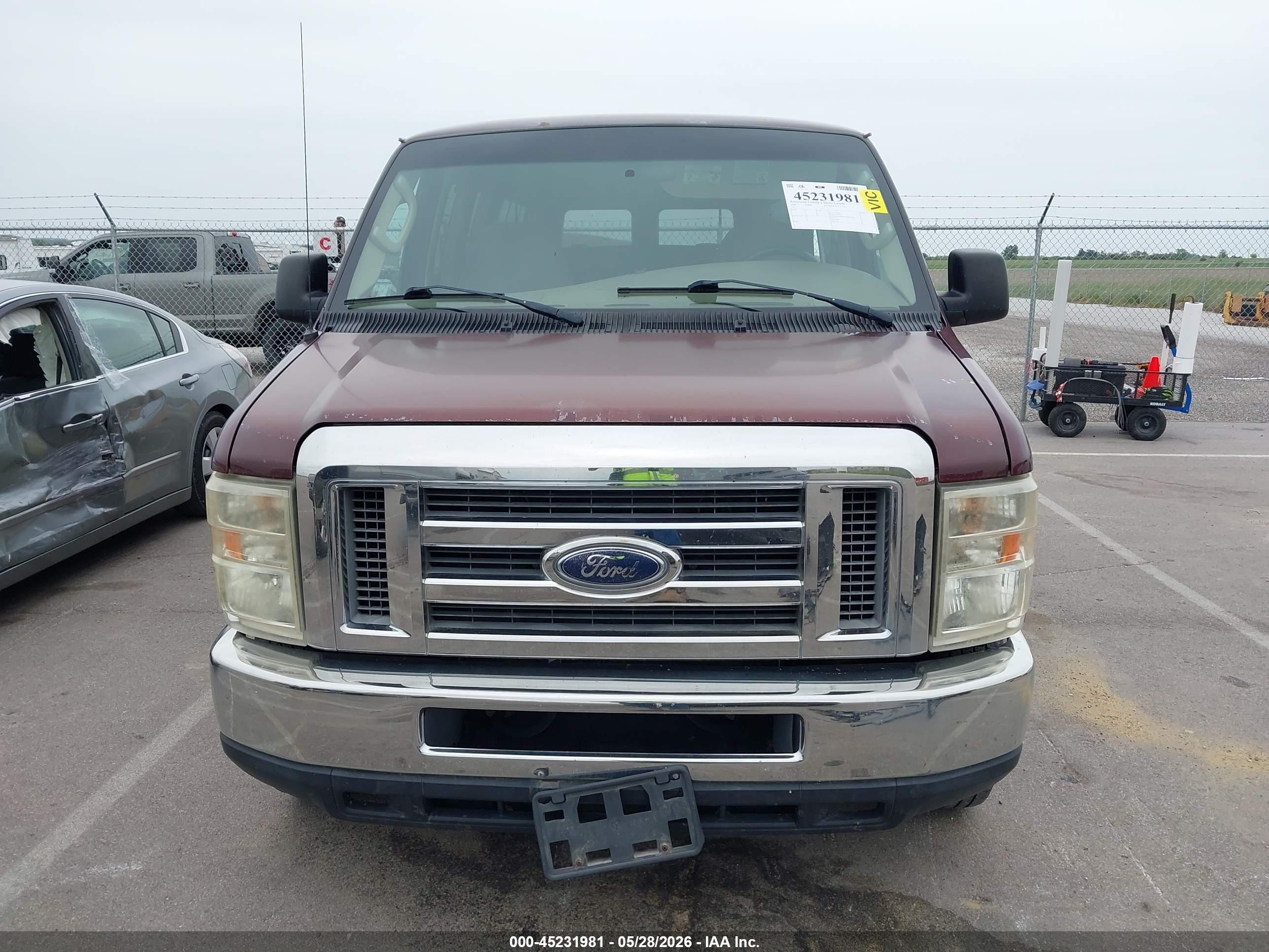 2008 Ford E-350 Super Duty Maroon vin: 1FBNE31L18DA80323