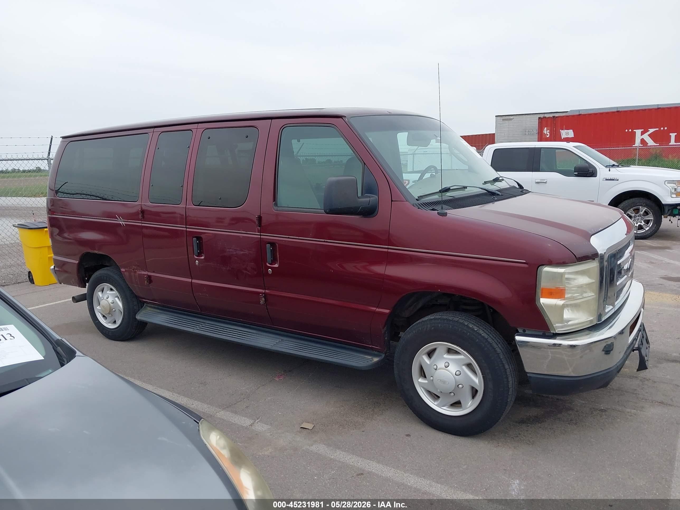 2008 Ford E-350 Super Duty Maroon vin: 1FBNE31L18DA80323