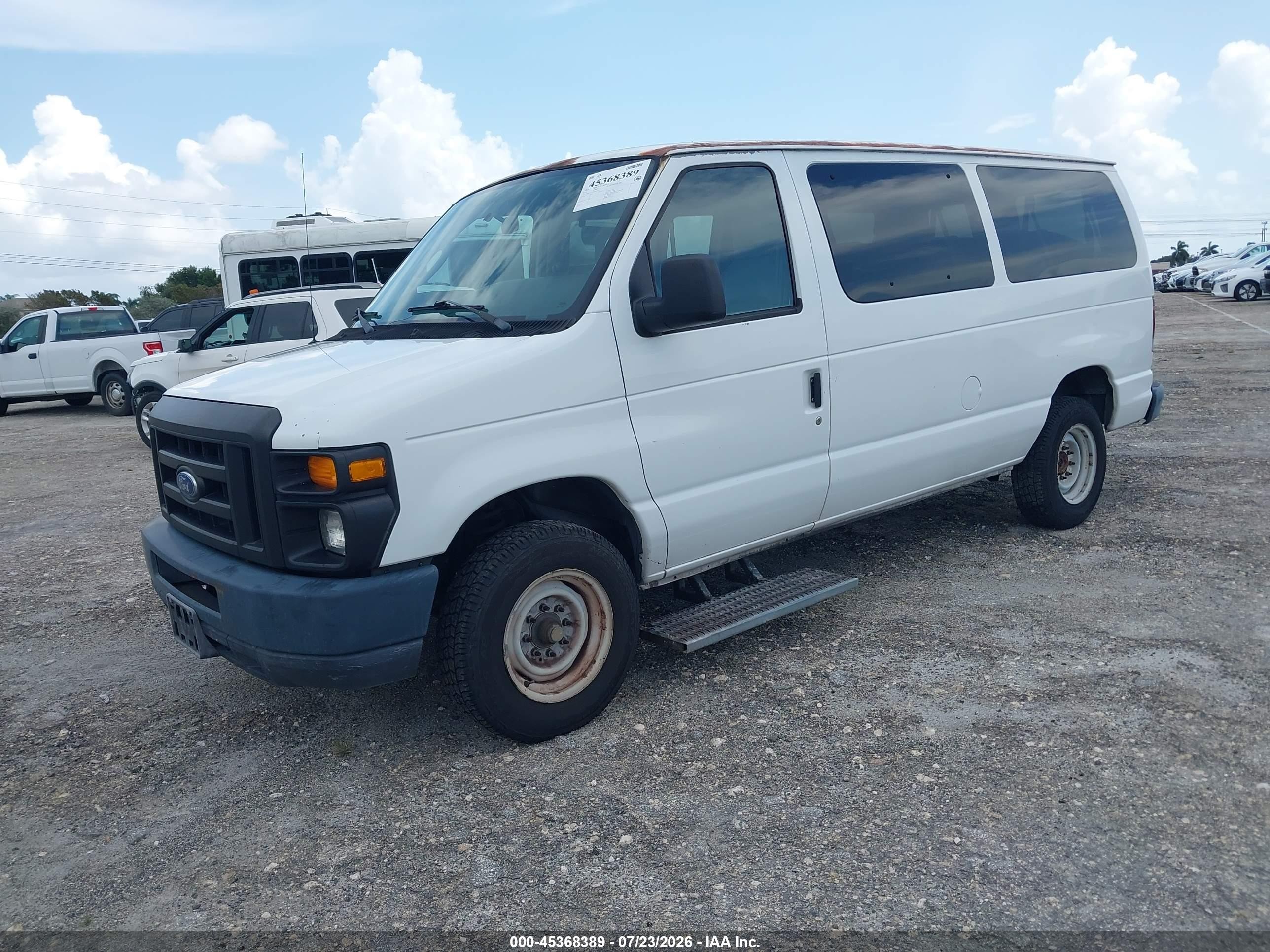 2009 Ford E-350 Super Duty   White vin: 1FBNE31L19DA41037