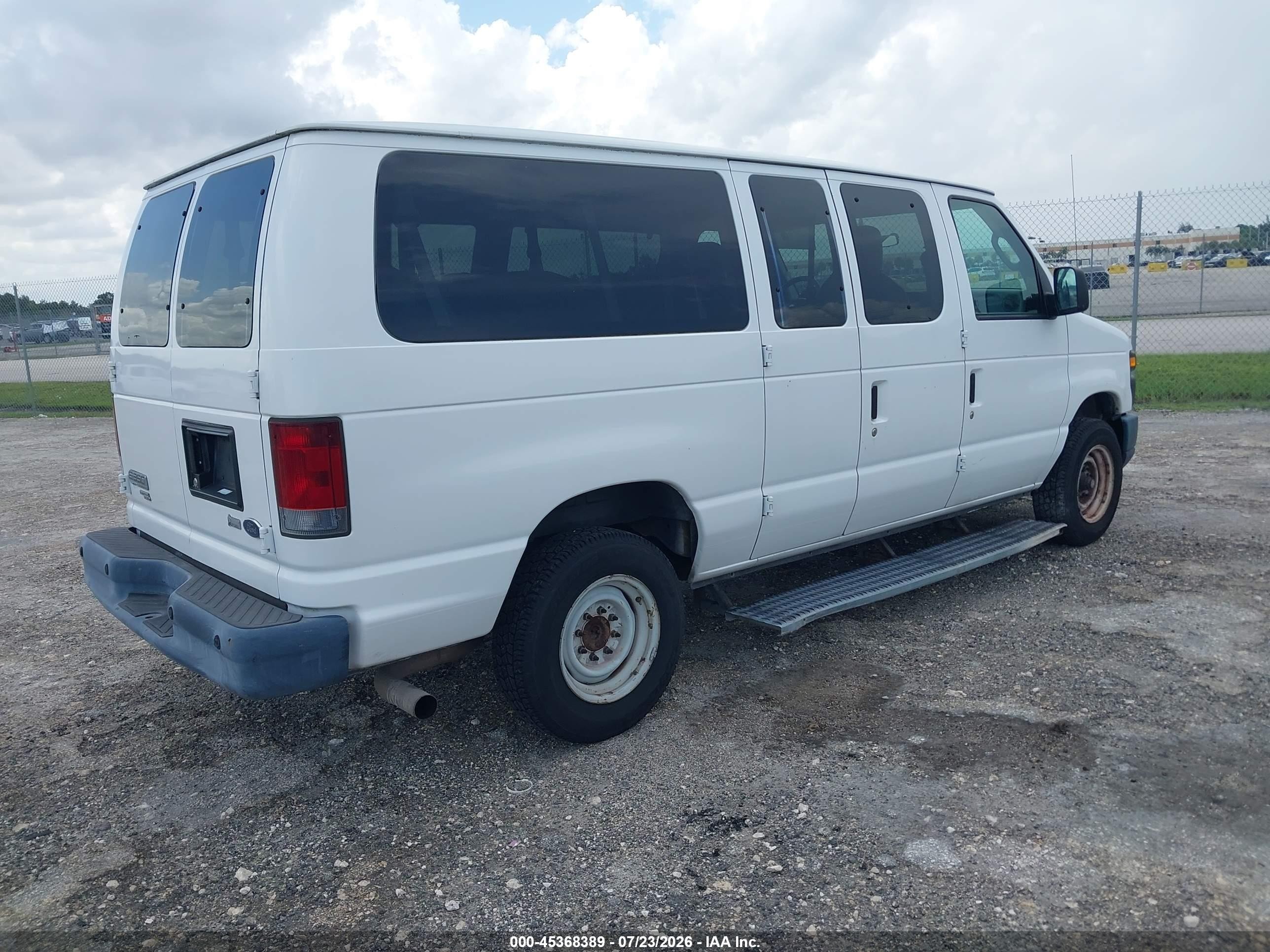 2009 Ford E-350 Super Duty   White vin: 1FBNE31L19DA41037