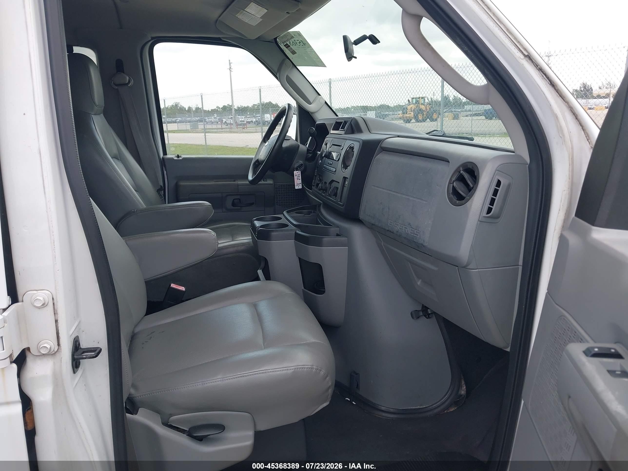 2009 Ford E-350 Super Duty   White vin: 1FBNE31L19DA41037