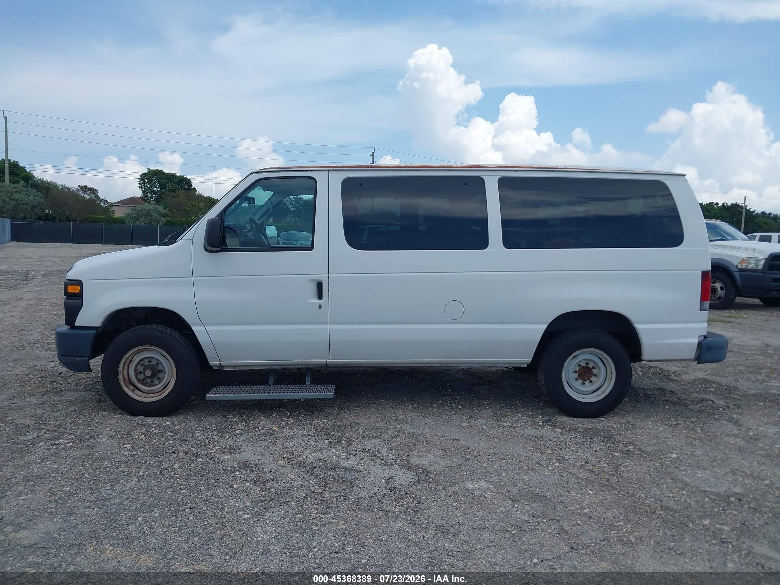2009 Ford E-350 Super Duty   White vin: 1FBNE31L19DA41037