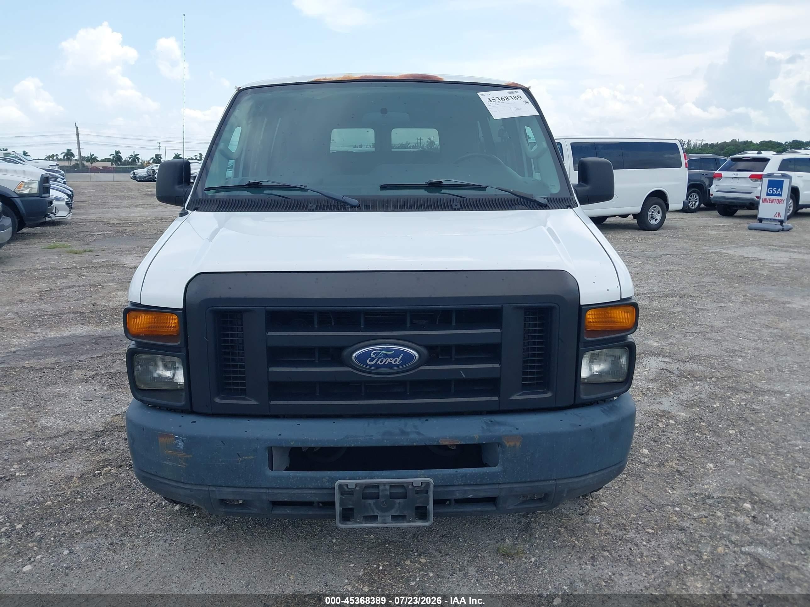 2009 Ford E-350 Super Duty   White vin: 1FBNE31L19DA41037