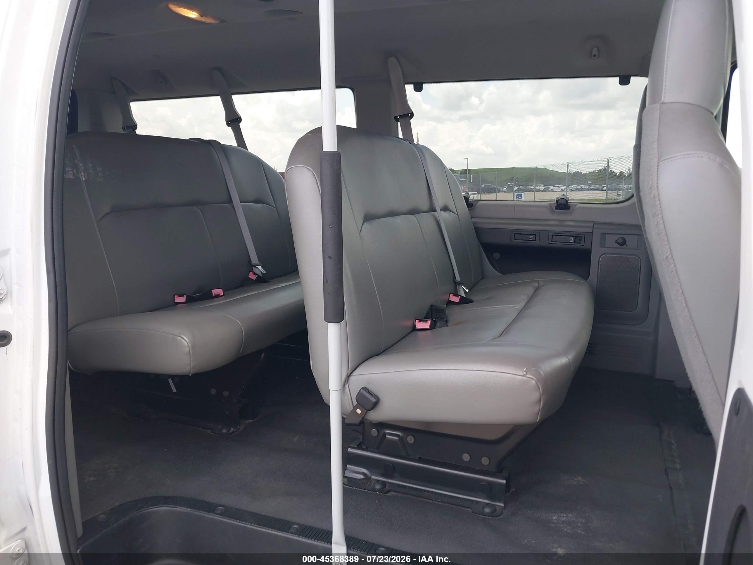 2009 Ford E-350 Super Duty   White vin: 1FBNE31L19DA41037