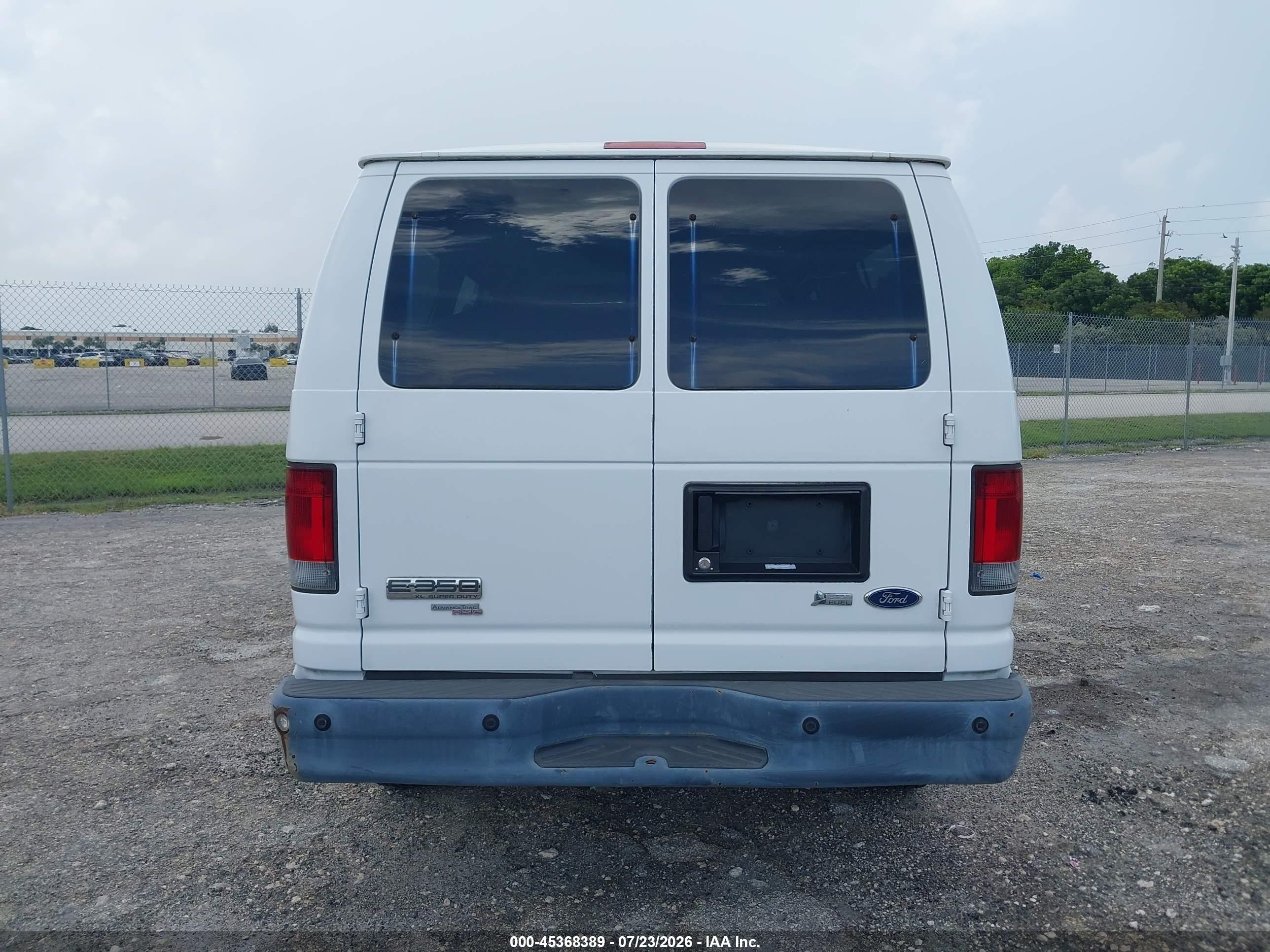 2009 Ford E-350 Super Duty   White vin: 1FBNE31L19DA41037