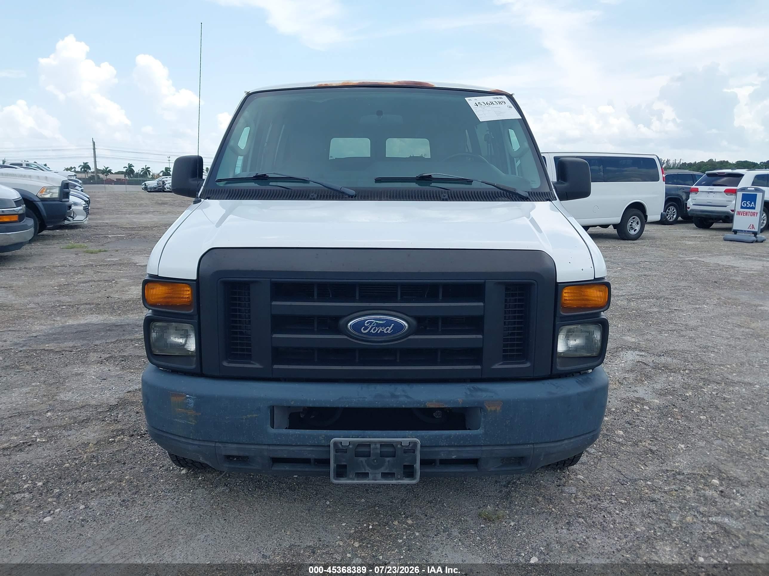 2009 Ford E-350 Super Duty   White vin: 1FBNE31L19DA41037