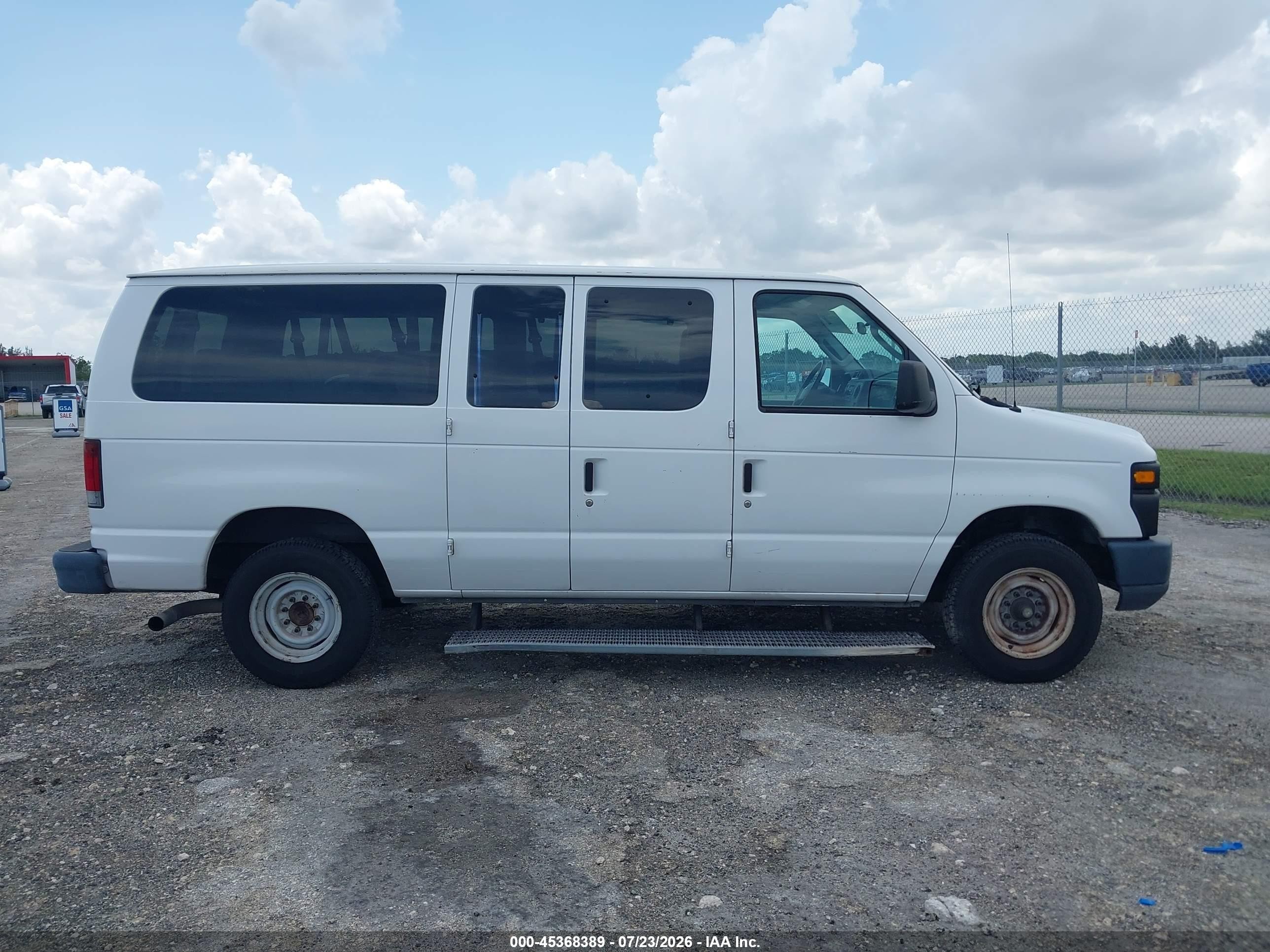 2009 Ford E-350 Super Duty   White vin: 1FBNE31L19DA41037