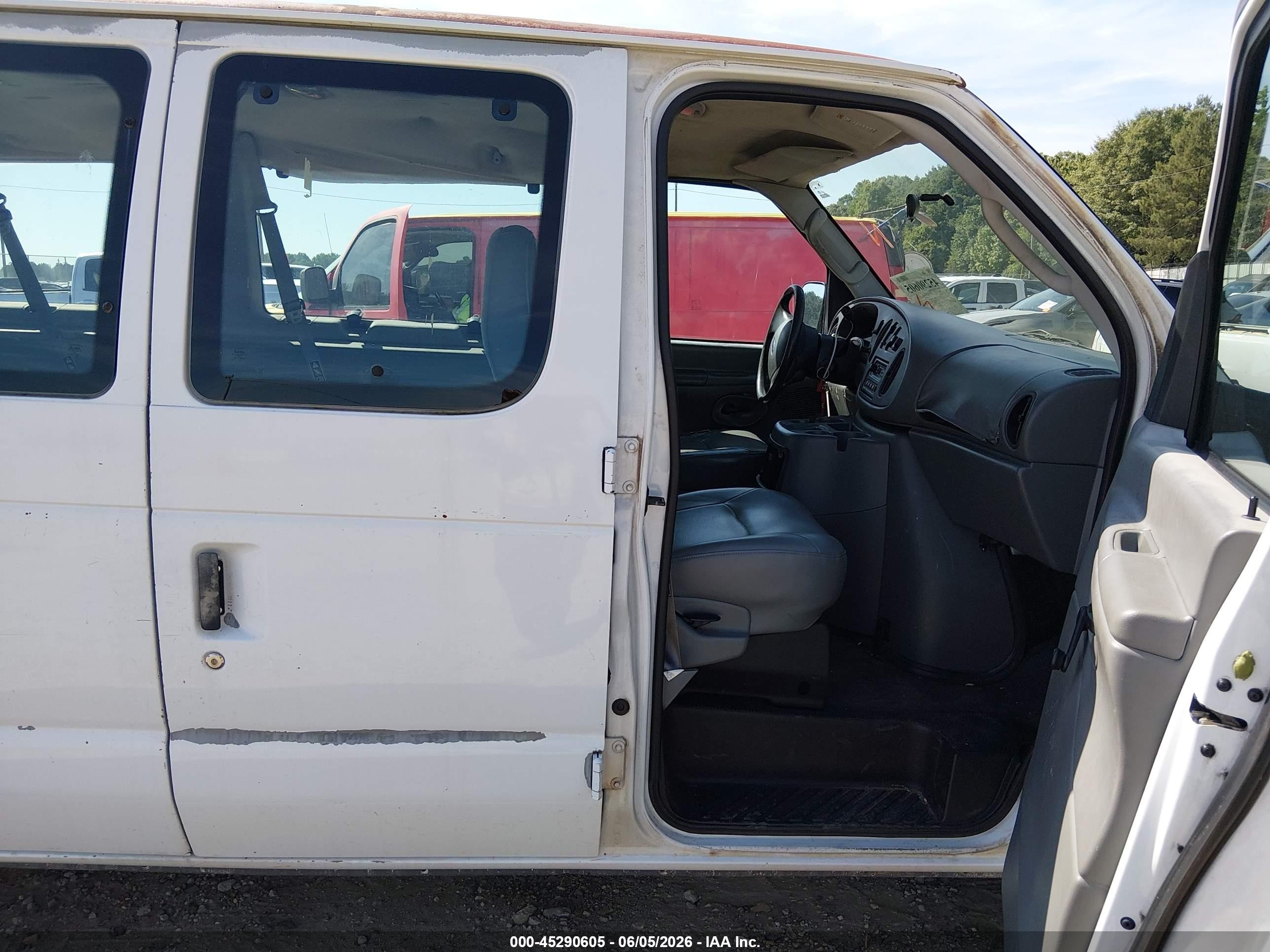 2003 Ford E-350 Super Duty Chateau/xl/xlt White vin: 1FBNE31L23HB41356