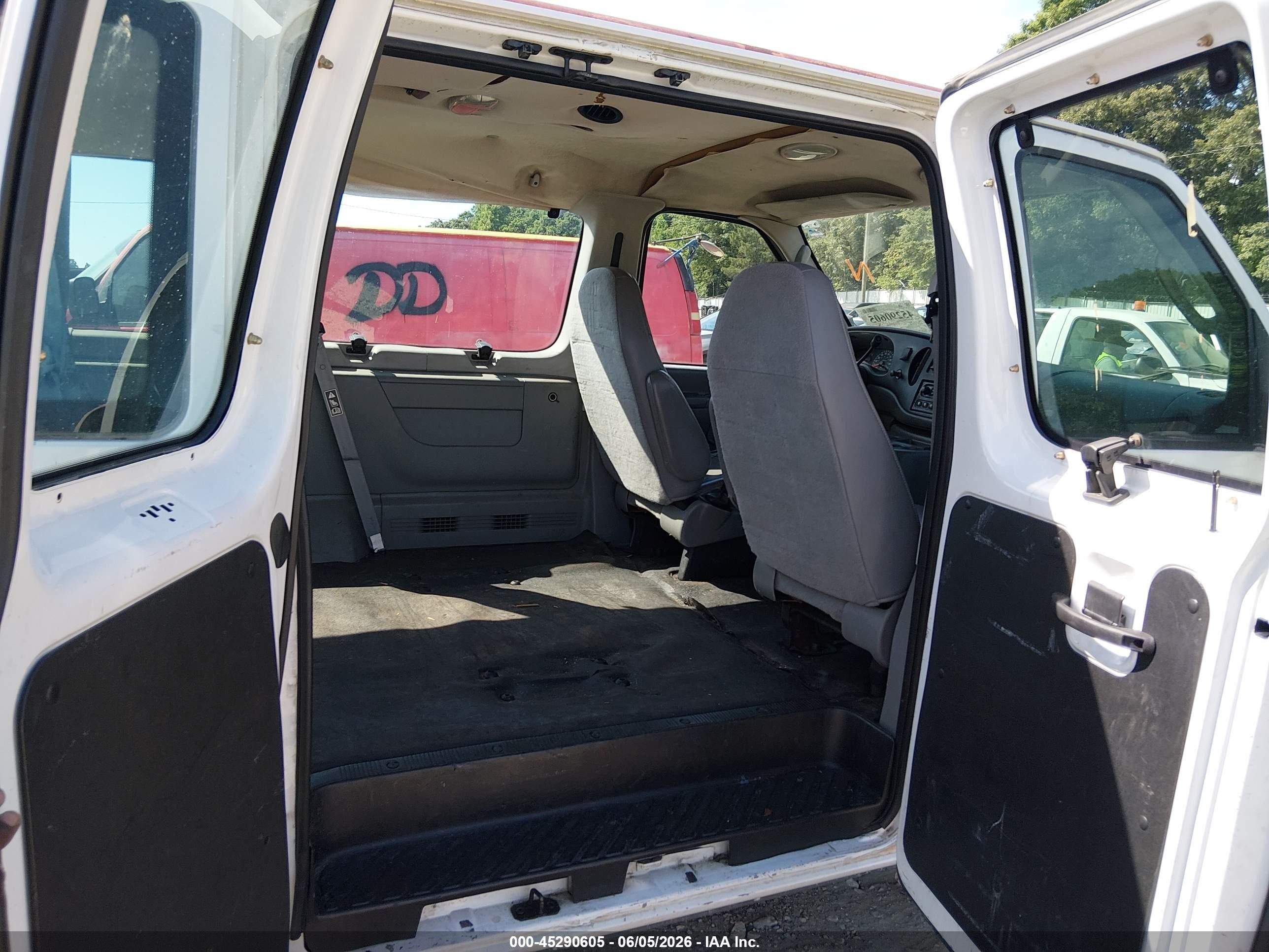 2003 Ford E-350 Super Duty Chateau/xl/xlt White vin: 1FBNE31L23HB41356