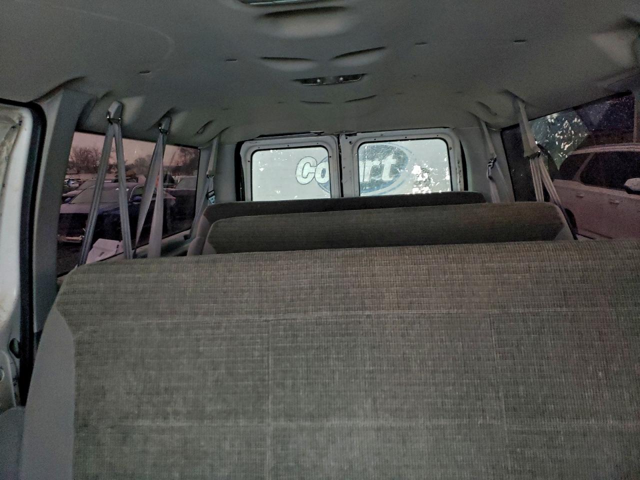 2004 Ford Econoline E350 Super Duty Wagon White vin: 1FBNE31L24HA85369