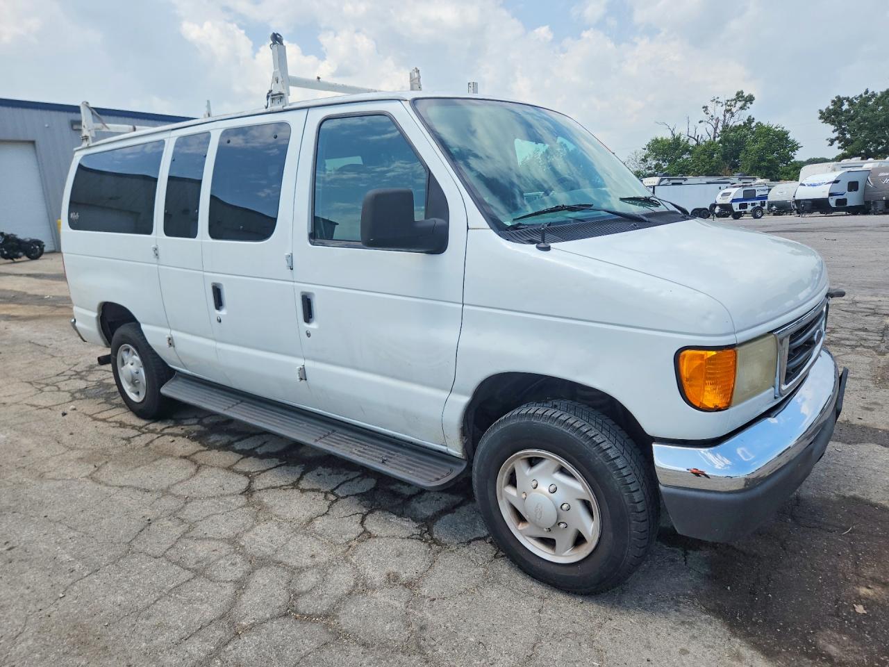 2006 Ford Econoline E350 Super Duty Wagon Белый vin: 1FBNE31L26DA04798