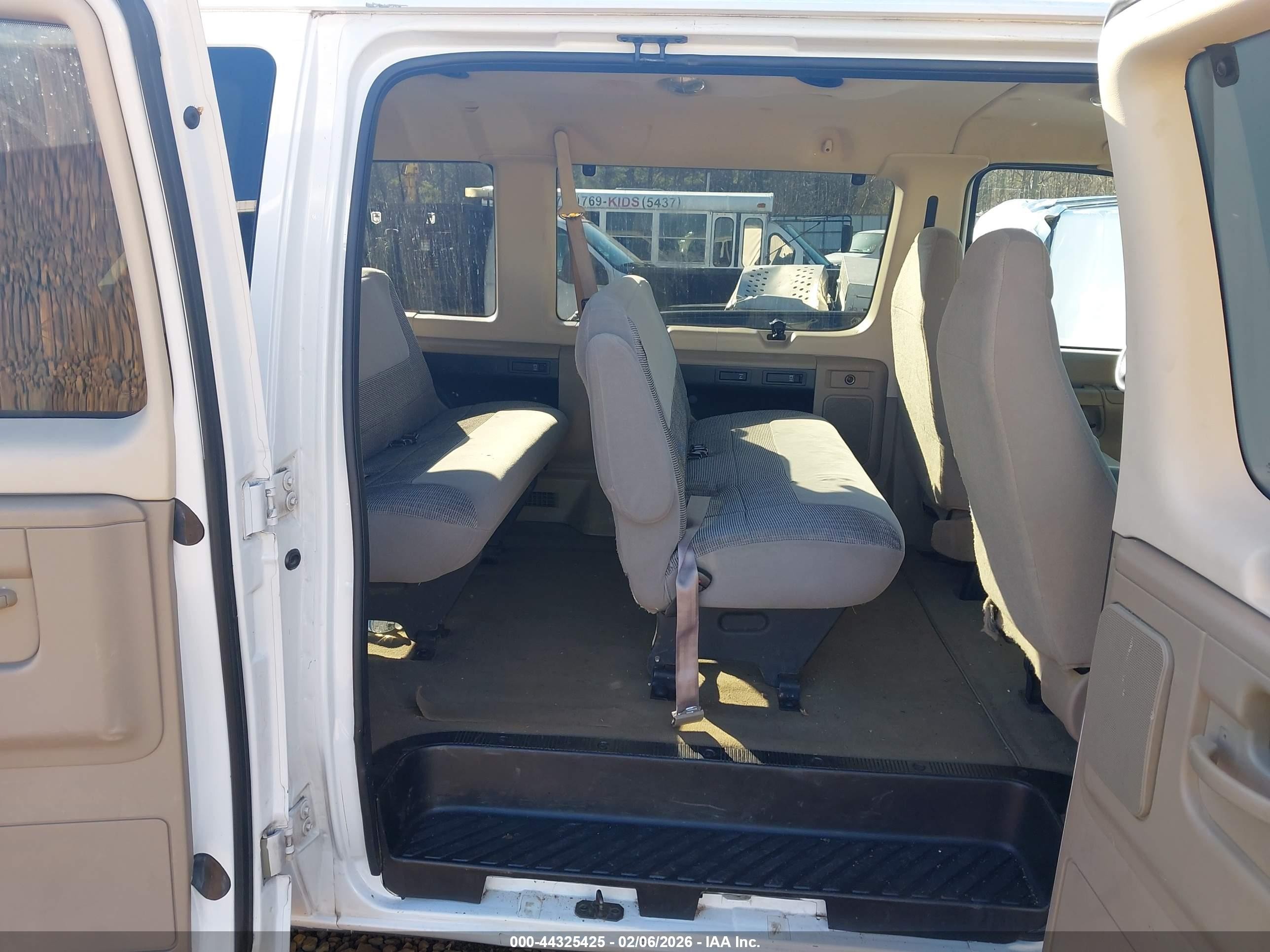 2005 Ford E-350 Super Duty Chateau/xl/xlt White vin: 1FBNE31L35HB07915