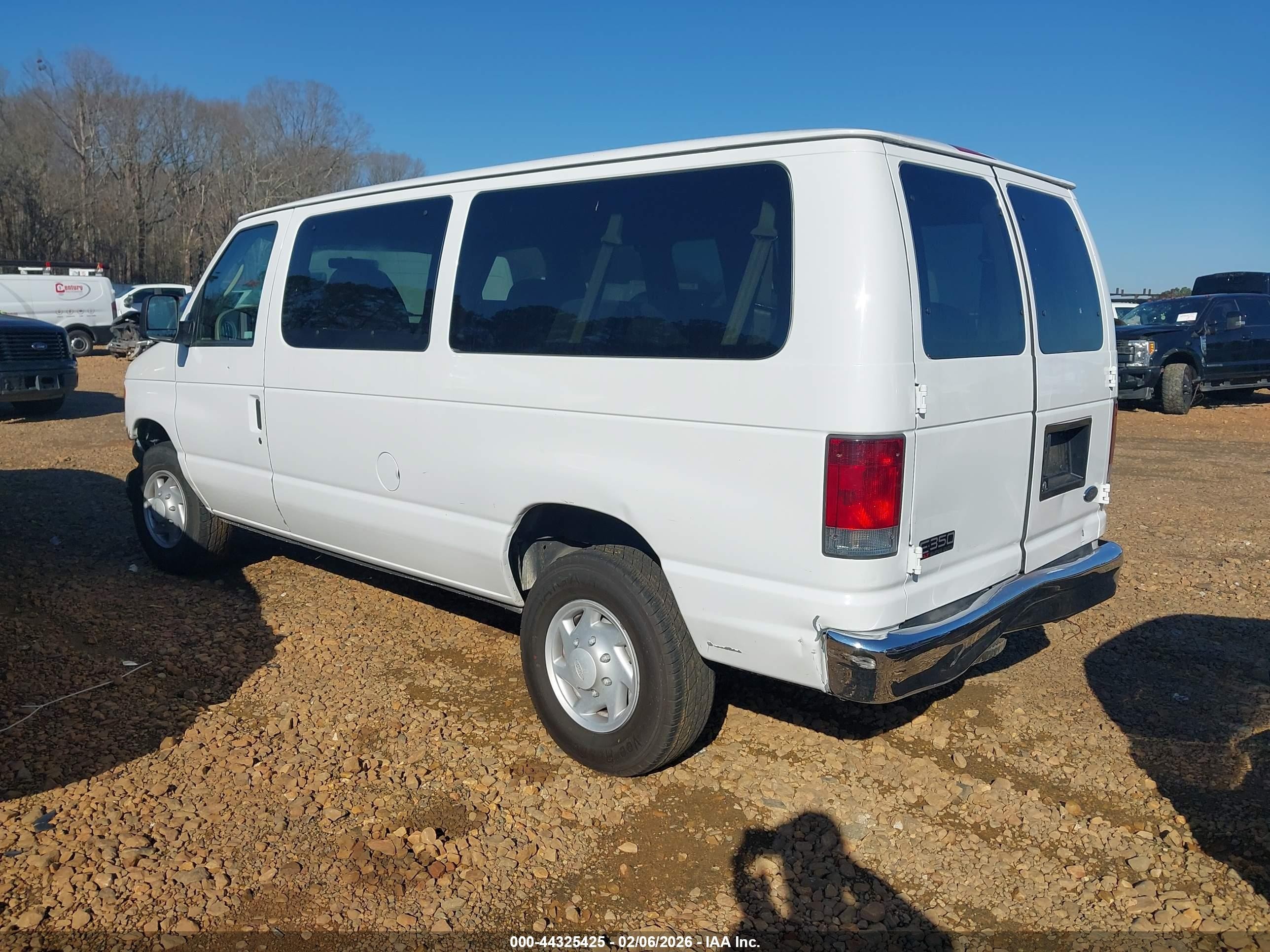 2005 Ford E-350 Super Duty Chateau/xl/xlt White vin: 1FBNE31L35HB07915