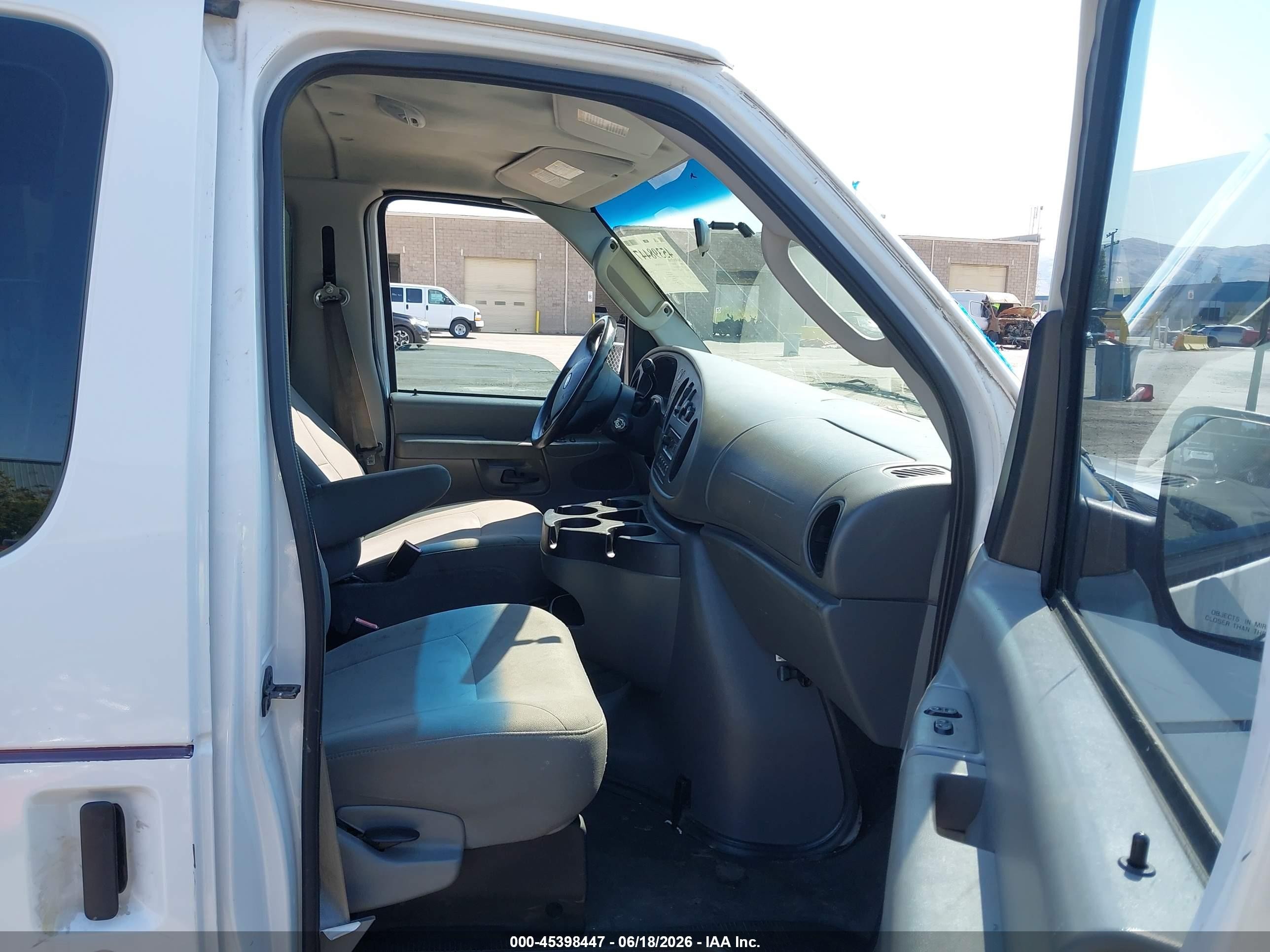2008 Ford E-350 Super Duty Xl/xlt White vin: 1FBNE31L38DA24741