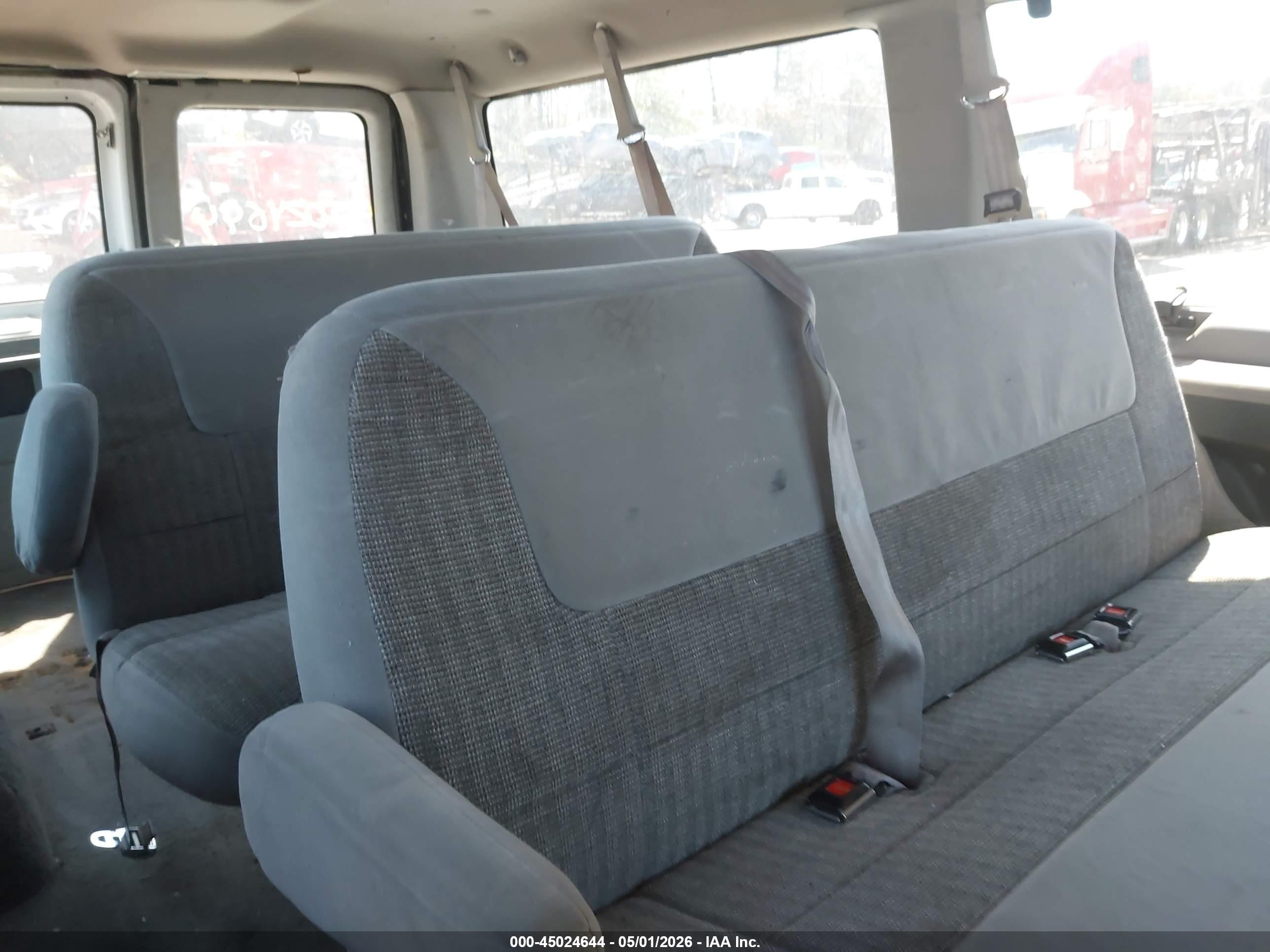 1998 Ford Club Wagon Xl/xlt White vin: 1FBNE31L3WHA52139