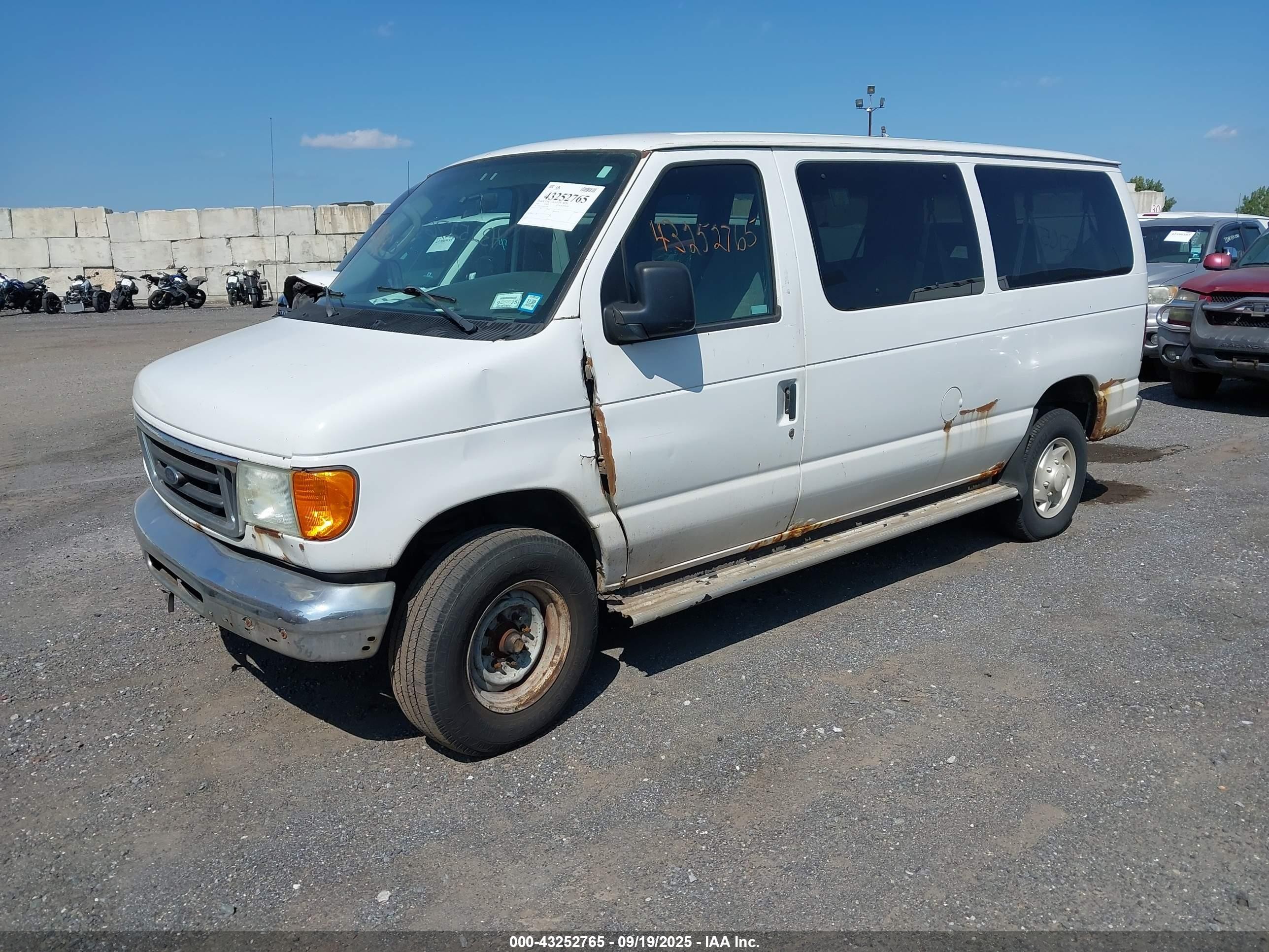 2005 Ford E-350 Super Duty Chateau/xl/xlt Белый vin: 1FBNE31L45HA32044