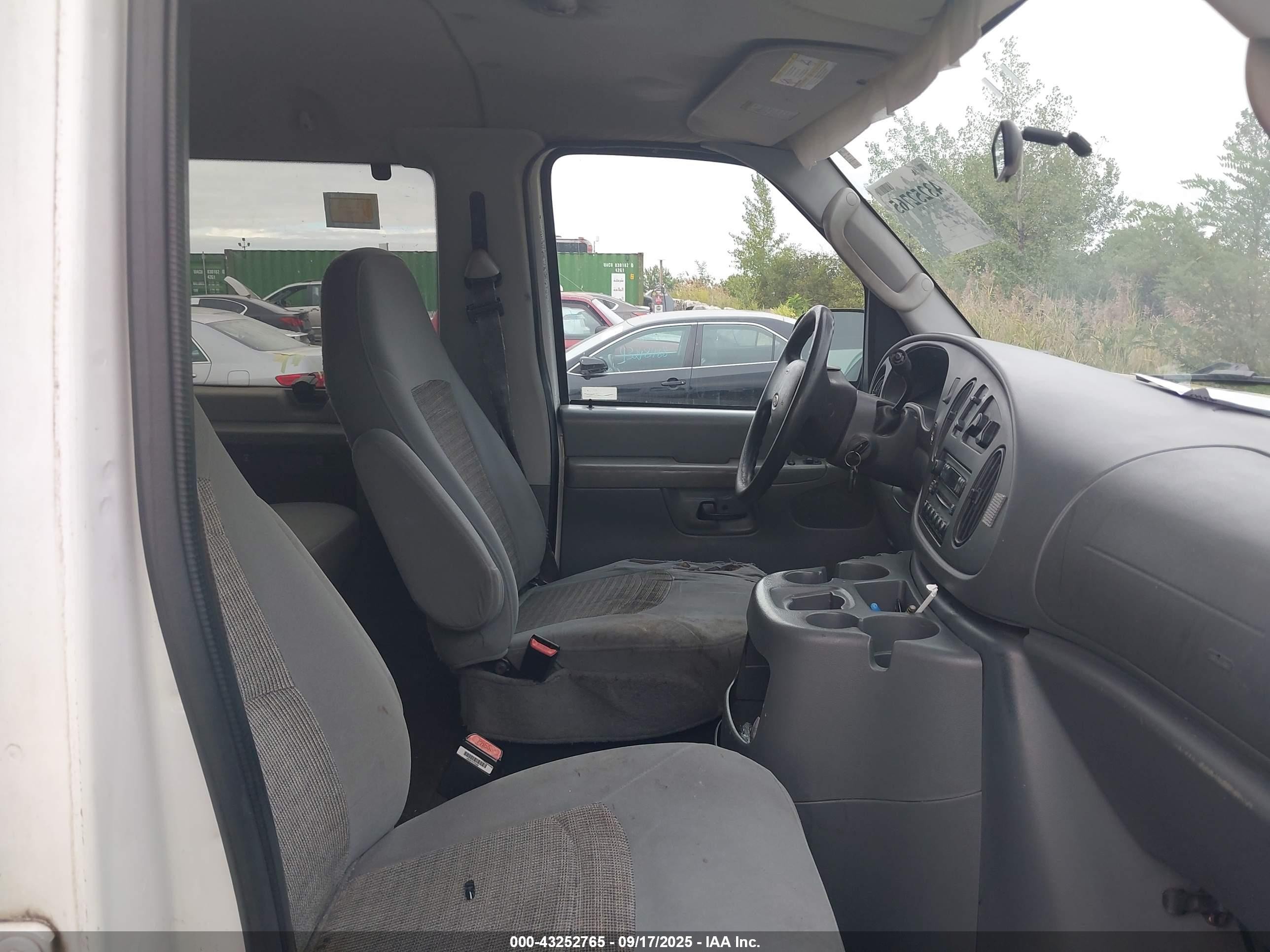 2005 Ford E-350 Super Duty Chateau/xl/xlt Белый vin: 1FBNE31L45HA32044