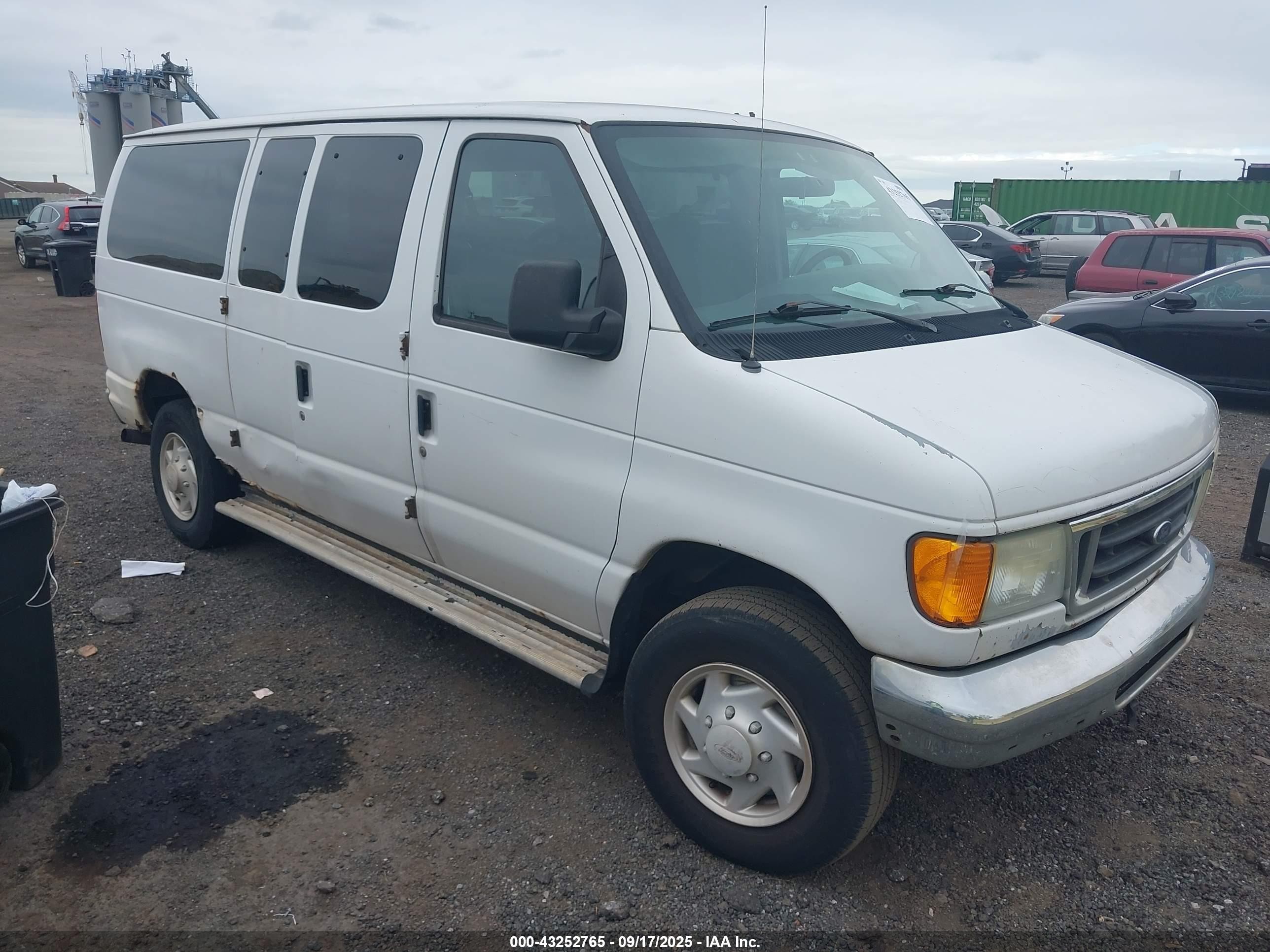 2005 Ford E-350 Super Duty Chateau/xl/xlt Белый vin: 1FBNE31L45HA32044