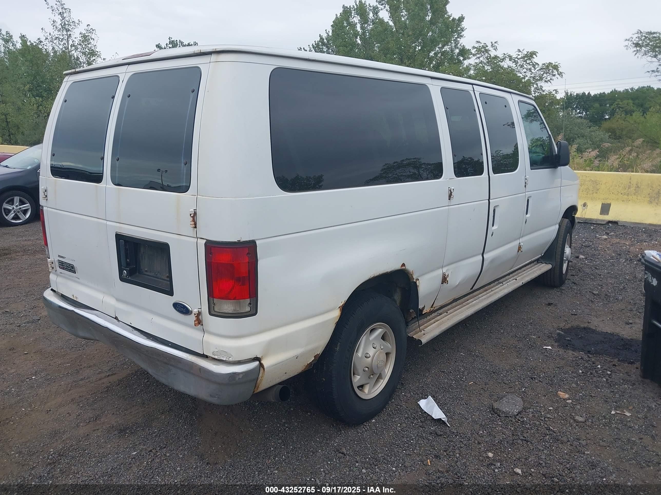2005 Ford E-350 Super Duty Chateau/xl/xlt Белый vin: 1FBNE31L45HA32044