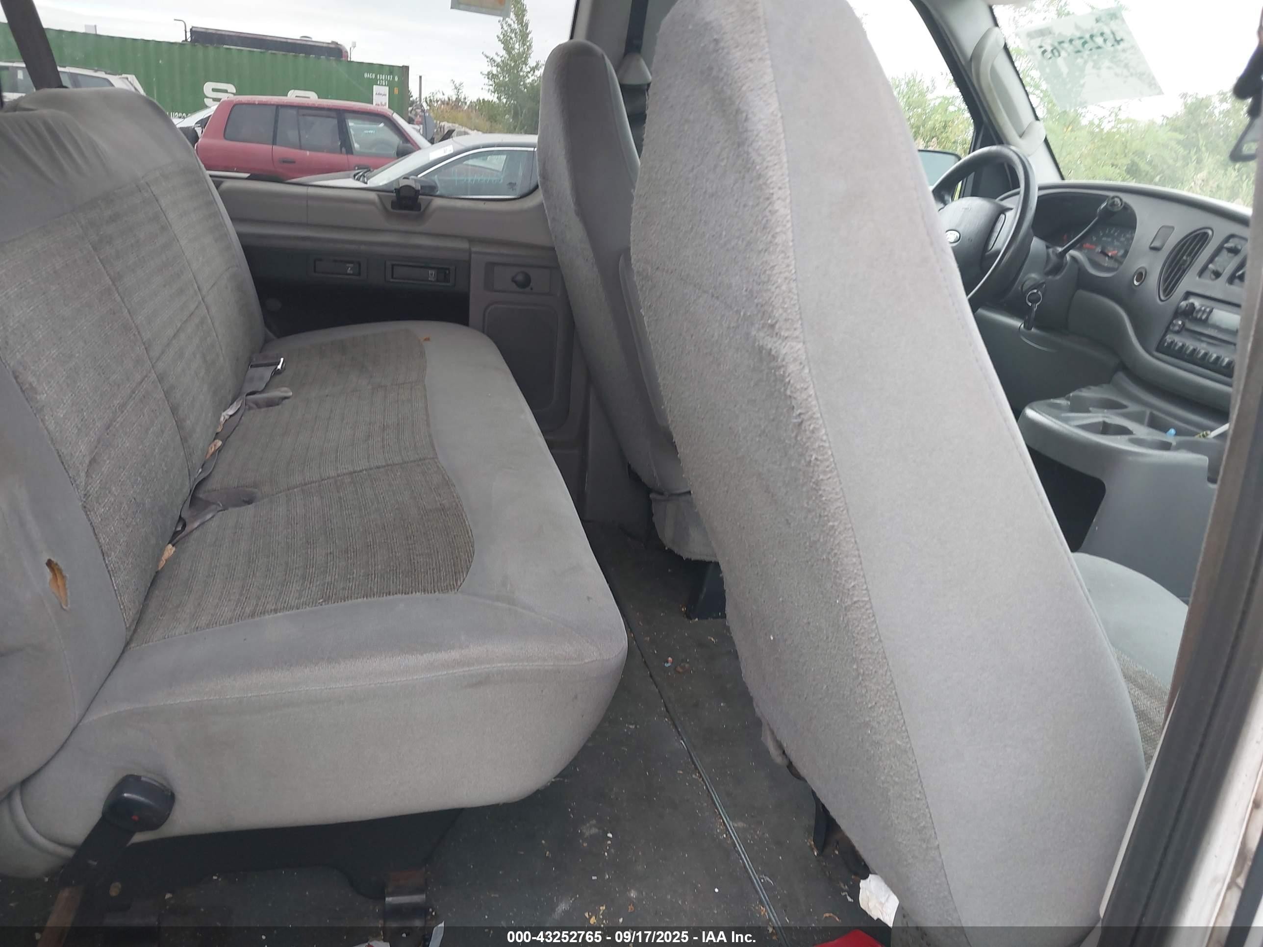 2005 Ford E-350 Super Duty Chateau/xl/xlt Белый vin: 1FBNE31L45HA32044