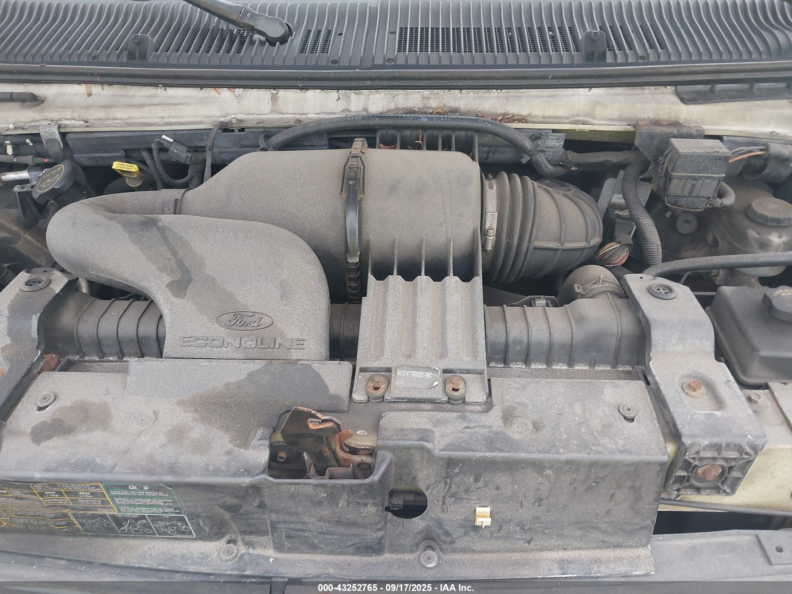 2005 Ford E-350 Super Duty Chateau/xl/xlt Белый vin: 1FBNE31L45HA32044