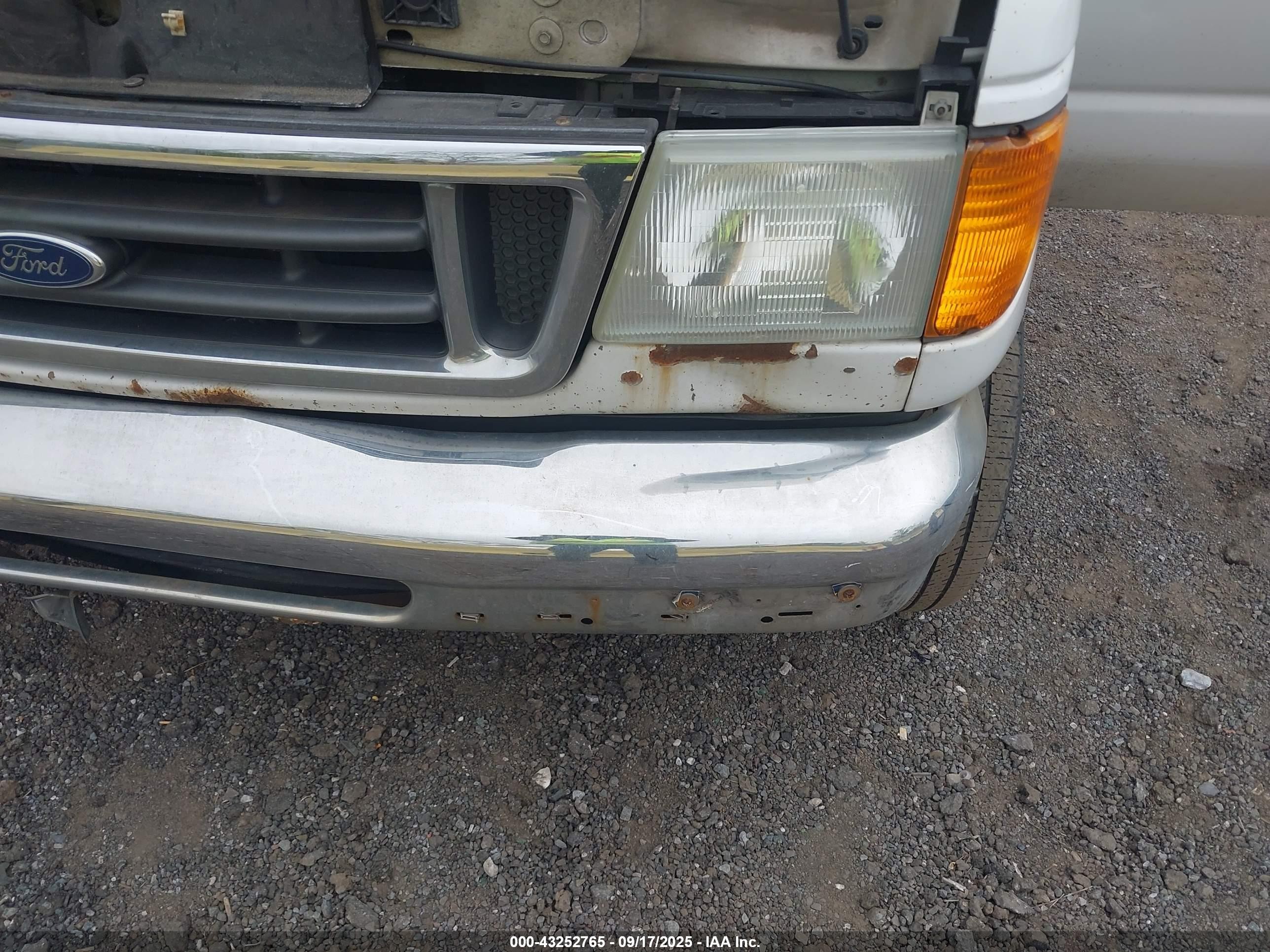 2005 Ford E-350 Super Duty Chateau/xl/xlt Белый vin: 1FBNE31L45HA32044