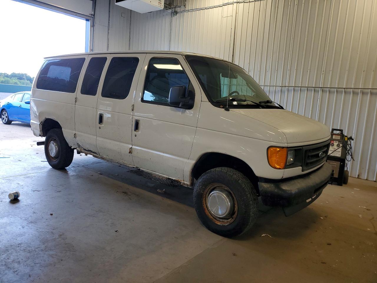 2005 Ford Econoline E350 Super Duty Wagon White vin: 1FBNE31L65HB18648