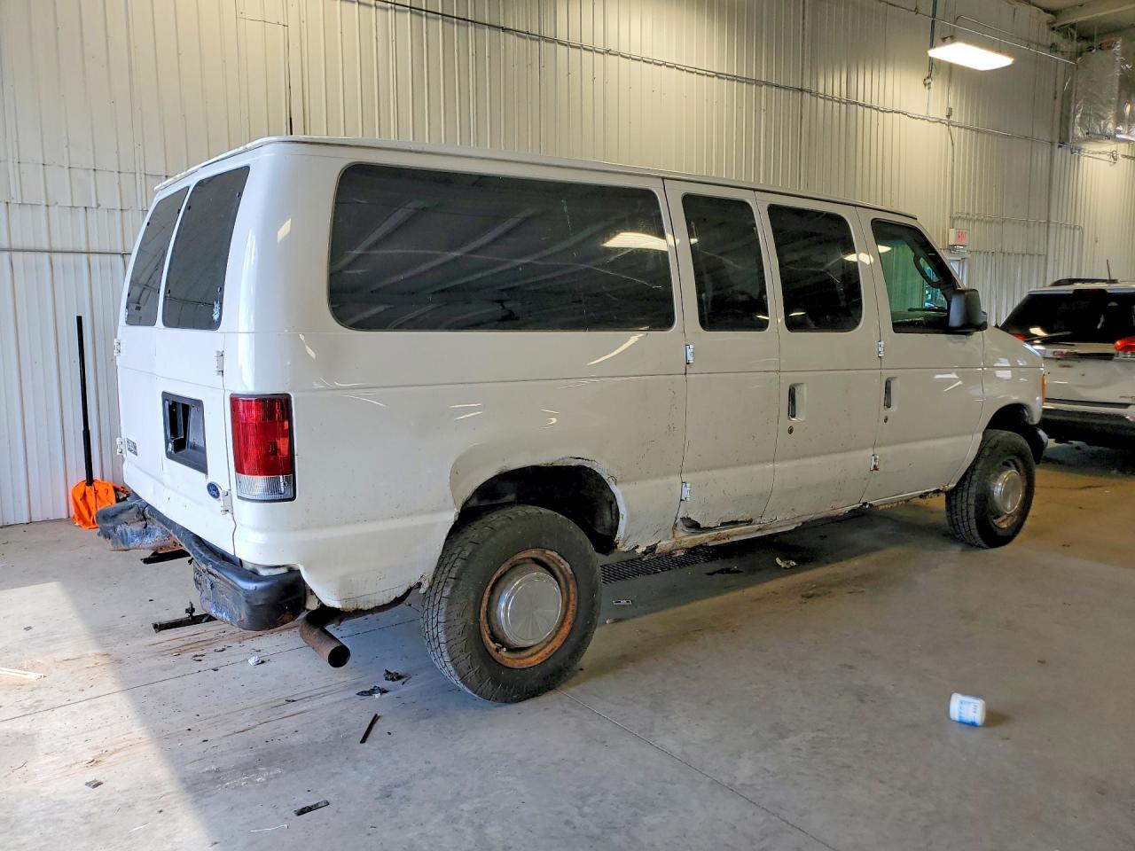 2005 Ford Econoline E350 Super Duty Wagon White vin: 1FBNE31L65HB18648