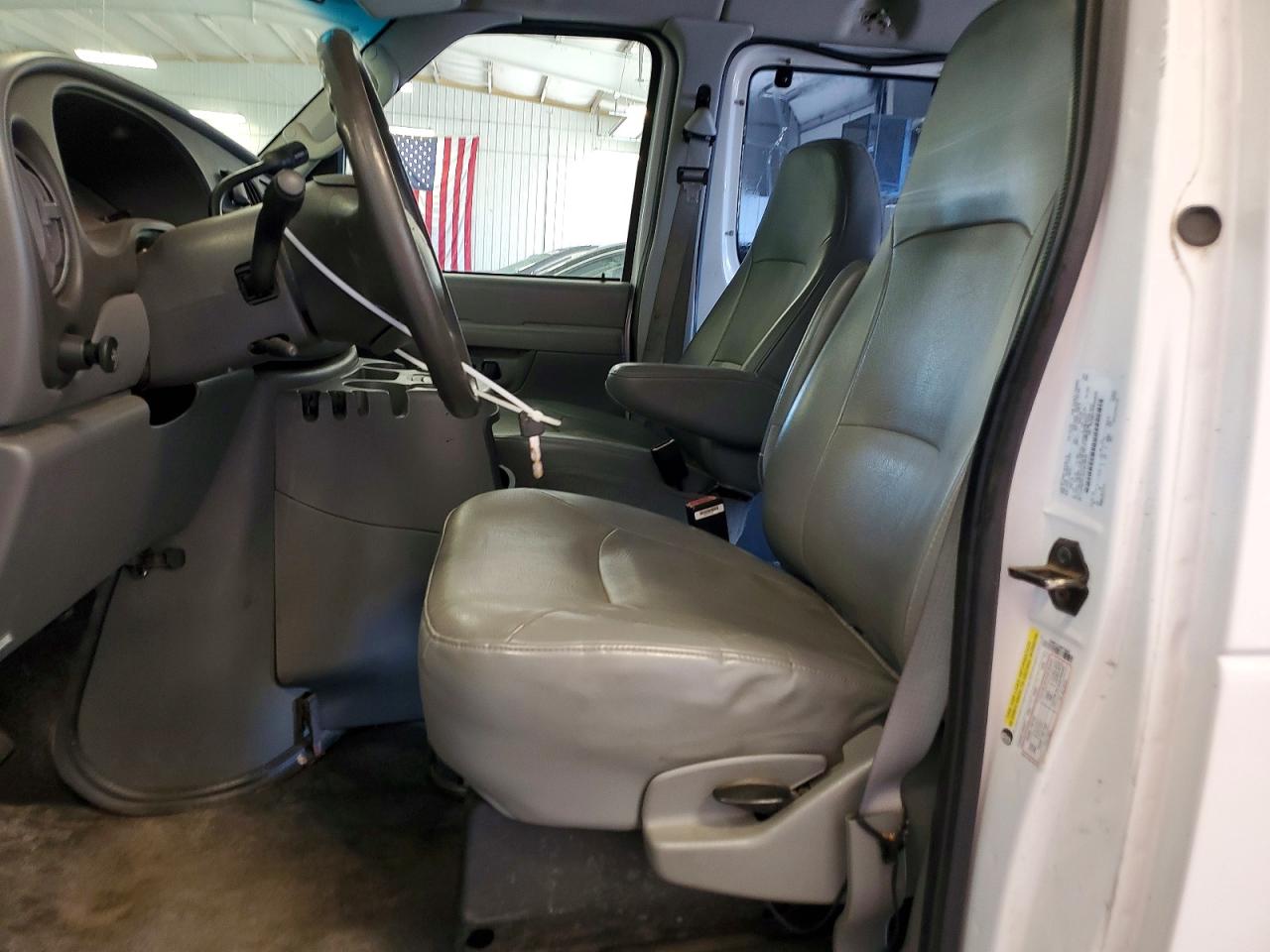 2005 Ford Econoline E350 Super Duty Wagon White vin: 1FBNE31L65HB18648