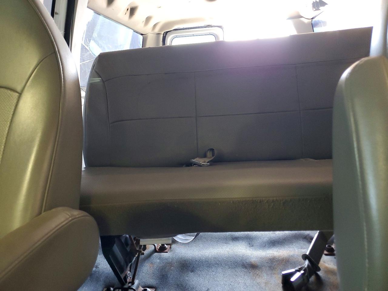 2005 Ford Econoline E350 Super Duty Wagon White vin: 1FBNE31L65HB18648