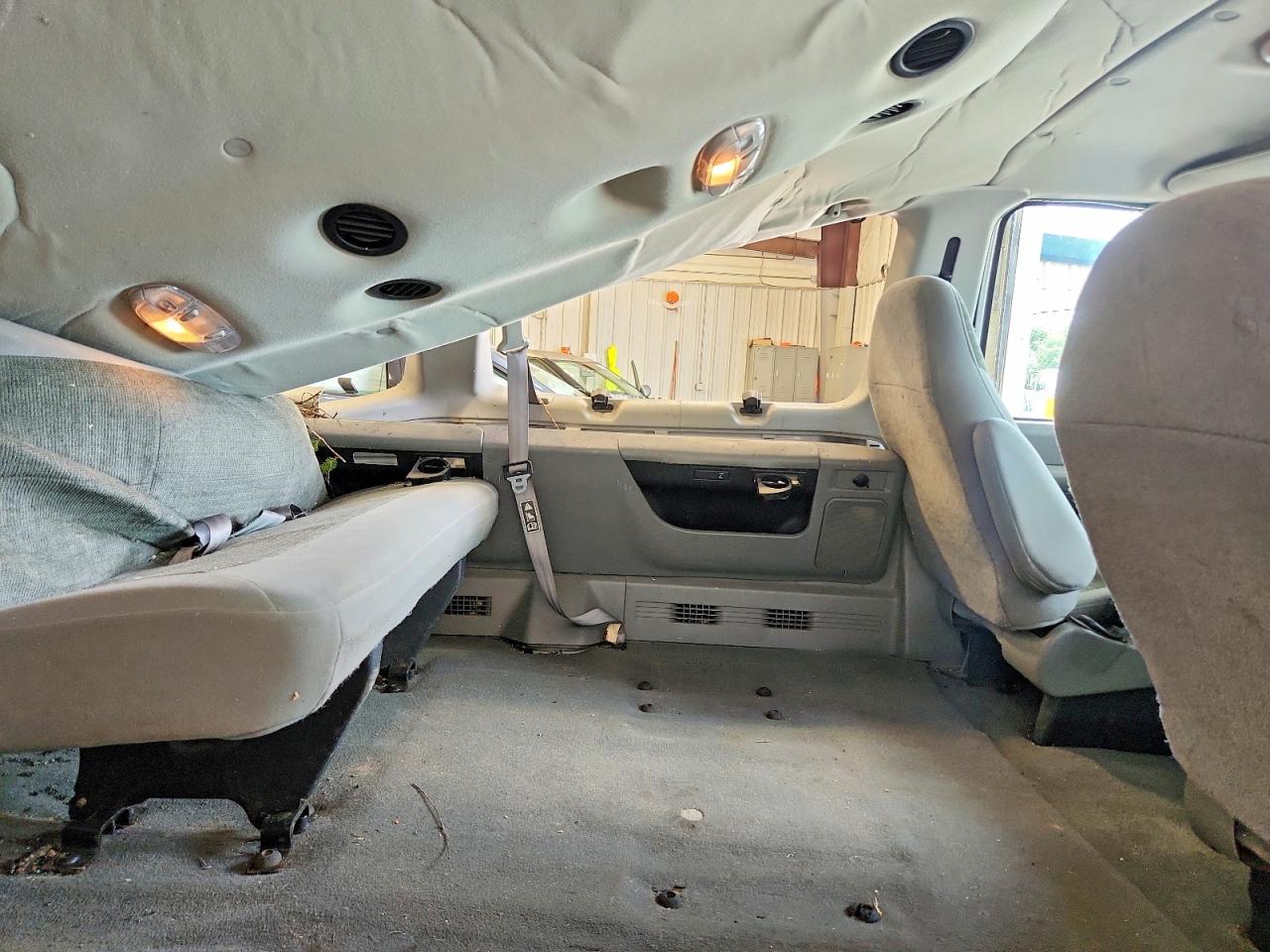 2004 Ford Econoline E350 Super Duty Wagon White vin: 1FBNE31L74HA11803