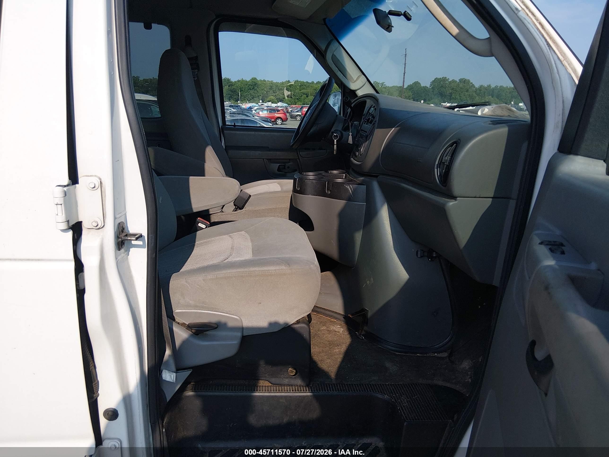 2006 Ford E-350 Super Duty Chateau/xl/xlt White vin: 1FBNE31L76HA01176