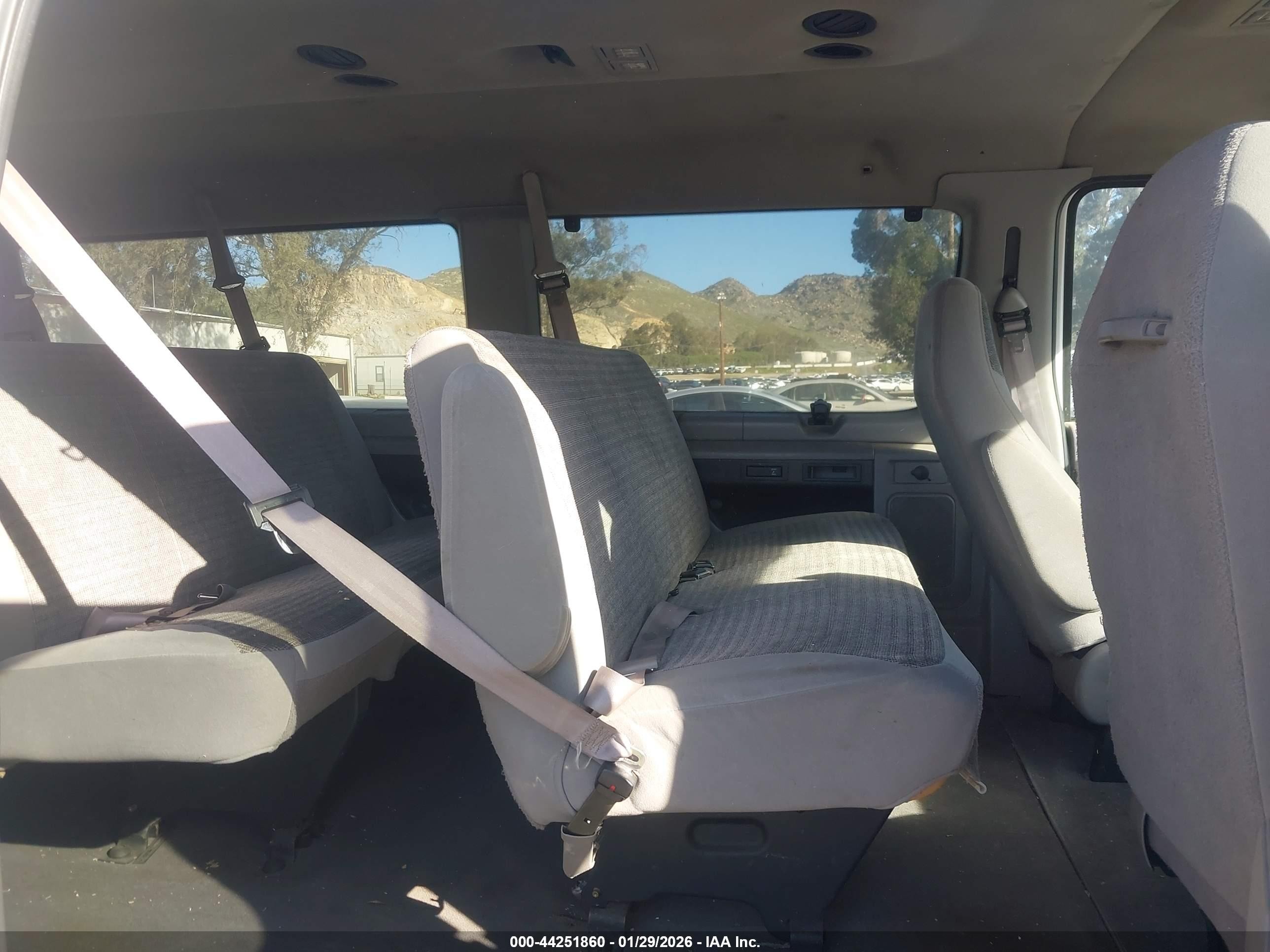 2002 Ford E-350 Super Duty Xl/xlt White vin: 1FBNE31L82HB12135