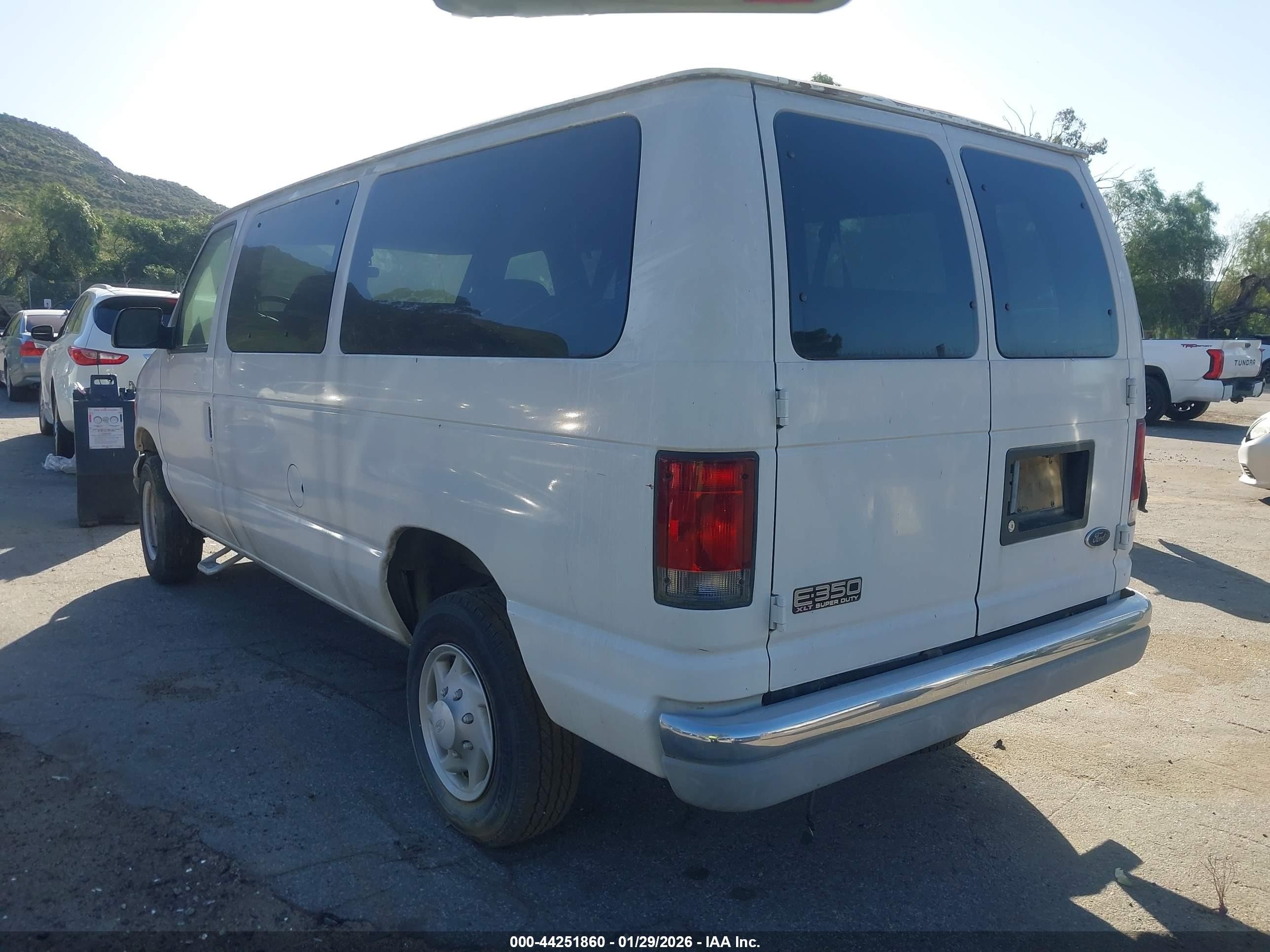 2002 Ford E-350 Super Duty Xl/xlt White vin: 1FBNE31L82HB12135
