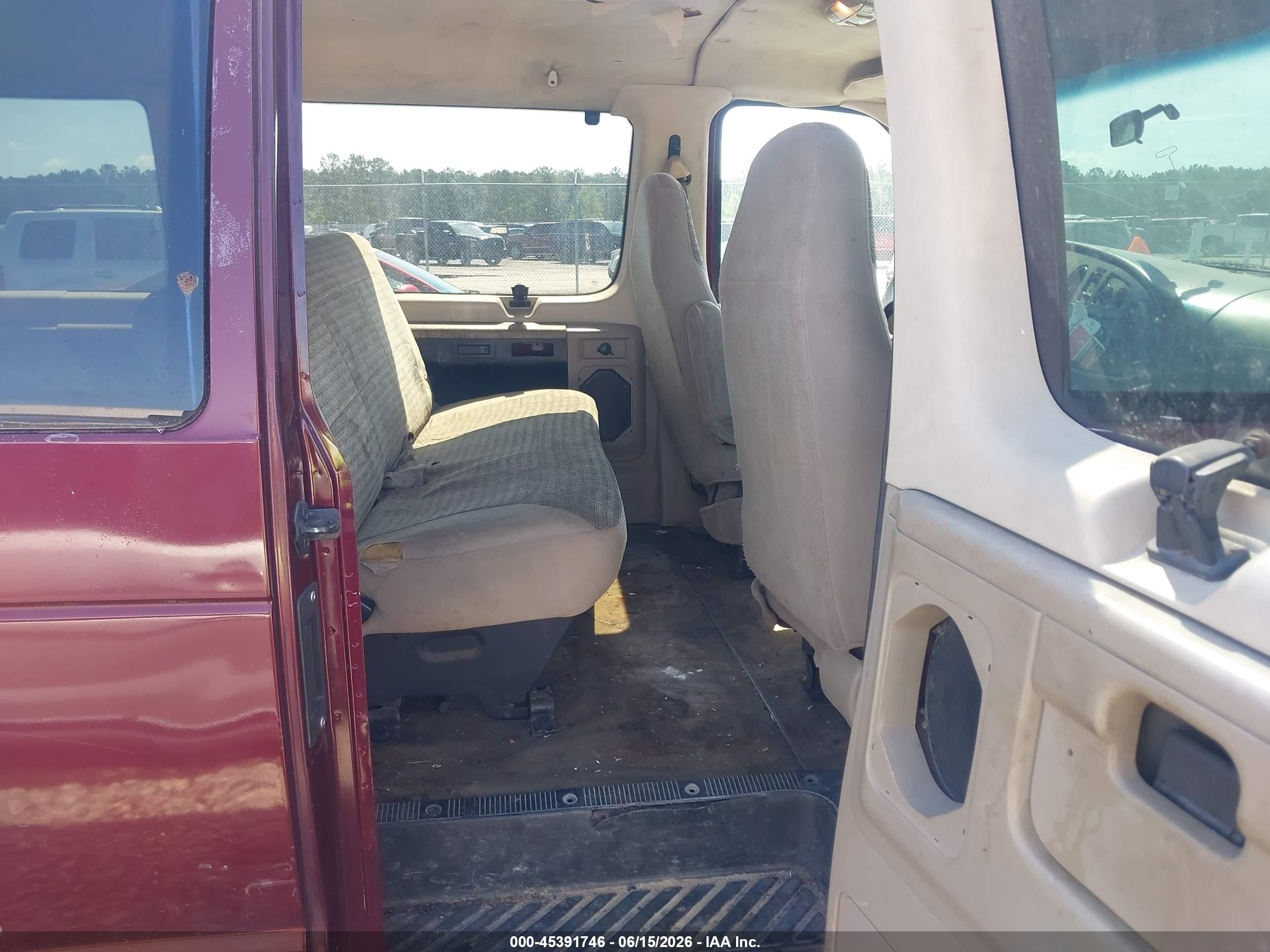 2004 Ford E-350 Super Duty Chateau/xl/xlt Burgundy vin: 1FBNE31L84HB13661