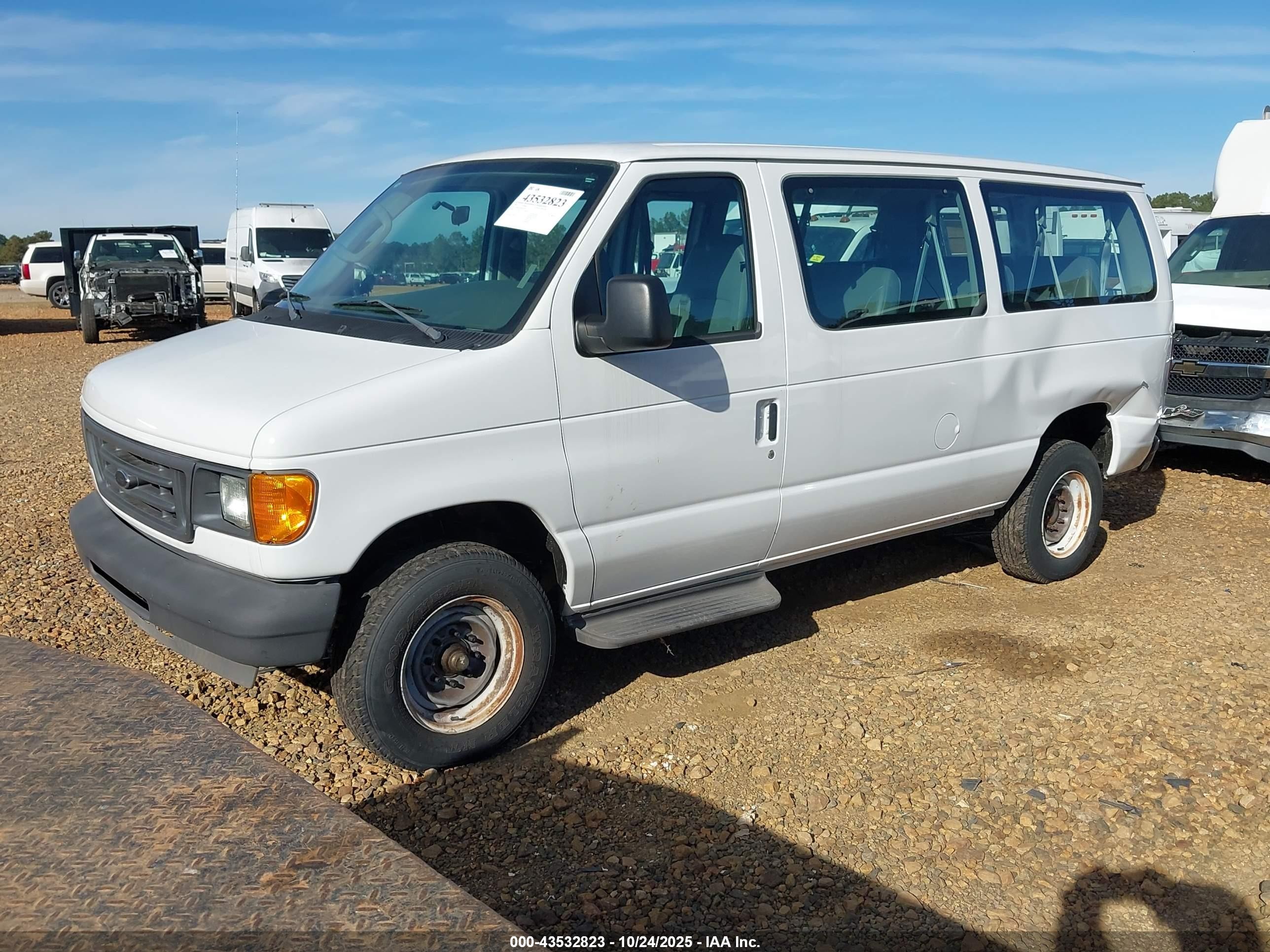 2005 Ford E-350 Super Duty Chateau/xl/xlt White vin: 1FBNE31L85HA45301
