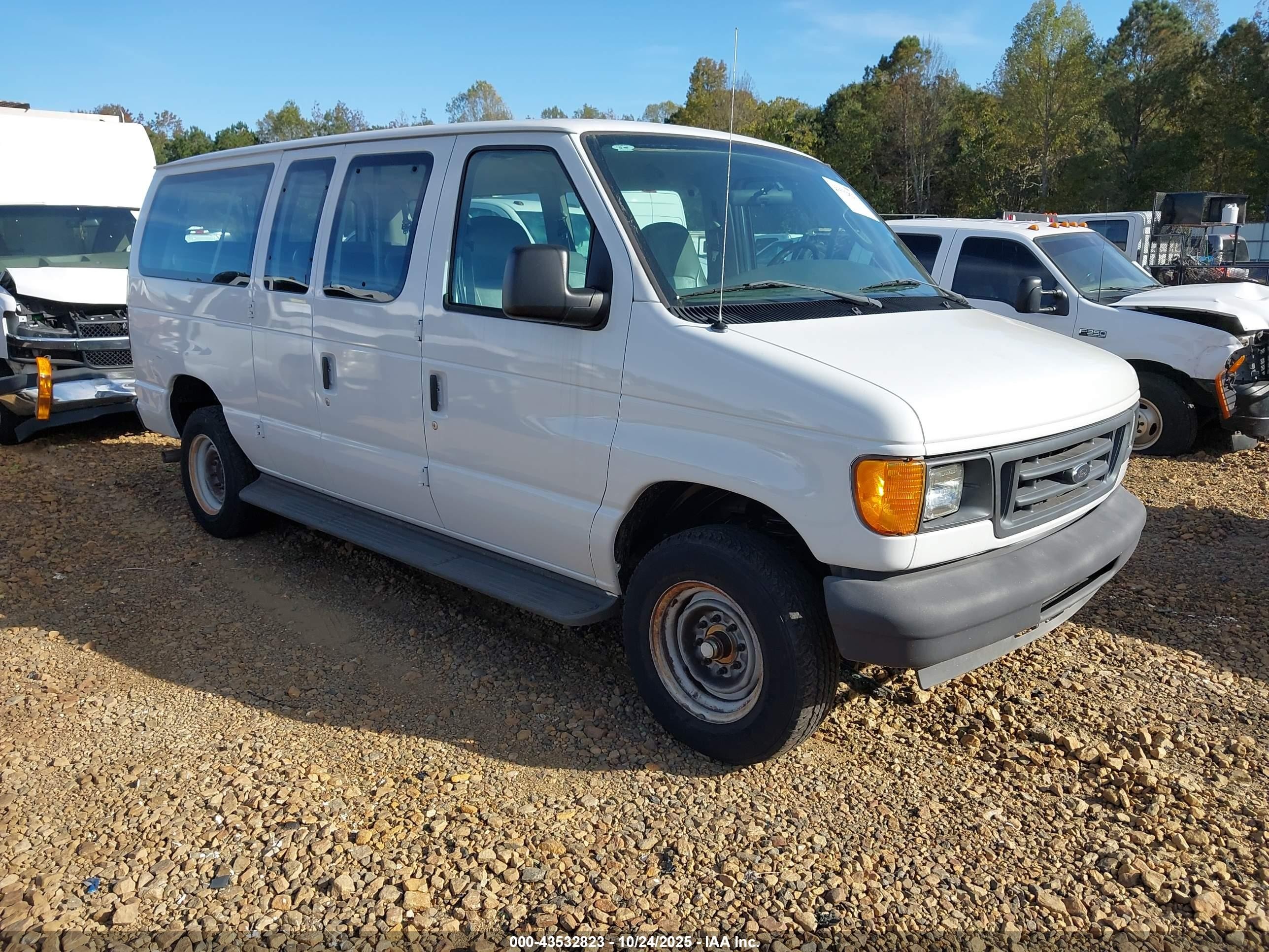 2005 Ford E-350 Super Duty Chateau/xl/xlt White vin: 1FBNE31L85HA45301