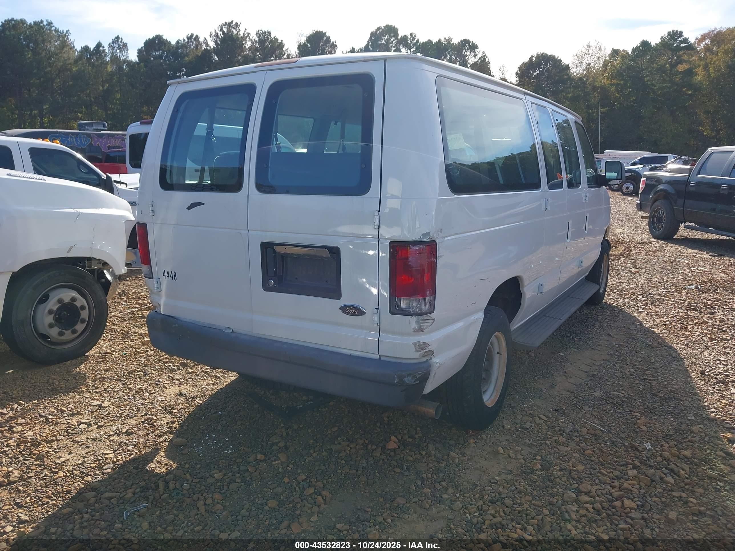 2005 Ford E-350 Super Duty Chateau/xl/xlt White vin: 1FBNE31L85HA45301