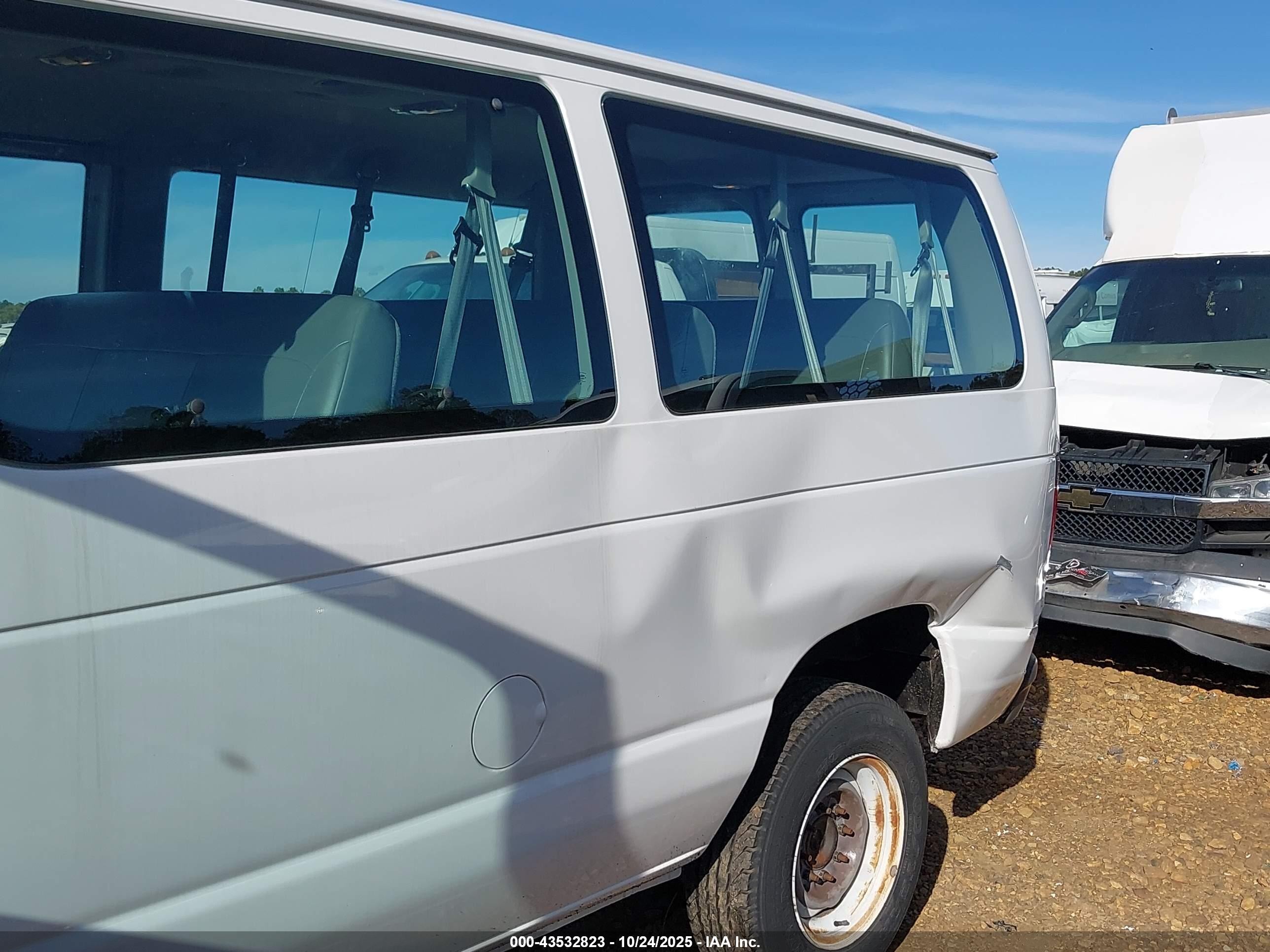 2005 Ford E-350 Super Duty Chateau/xl/xlt White vin: 1FBNE31L85HA45301