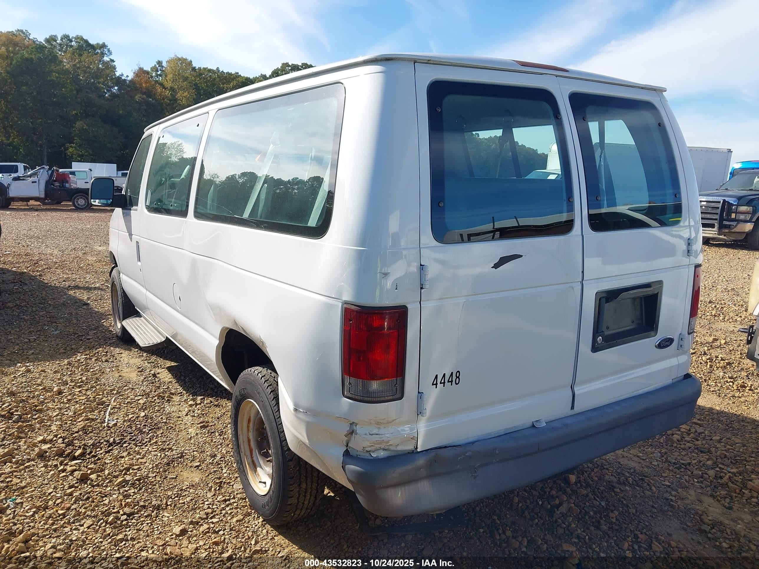 2005 Ford E-350 Super Duty Chateau/xl/xlt White vin: 1FBNE31L85HA45301