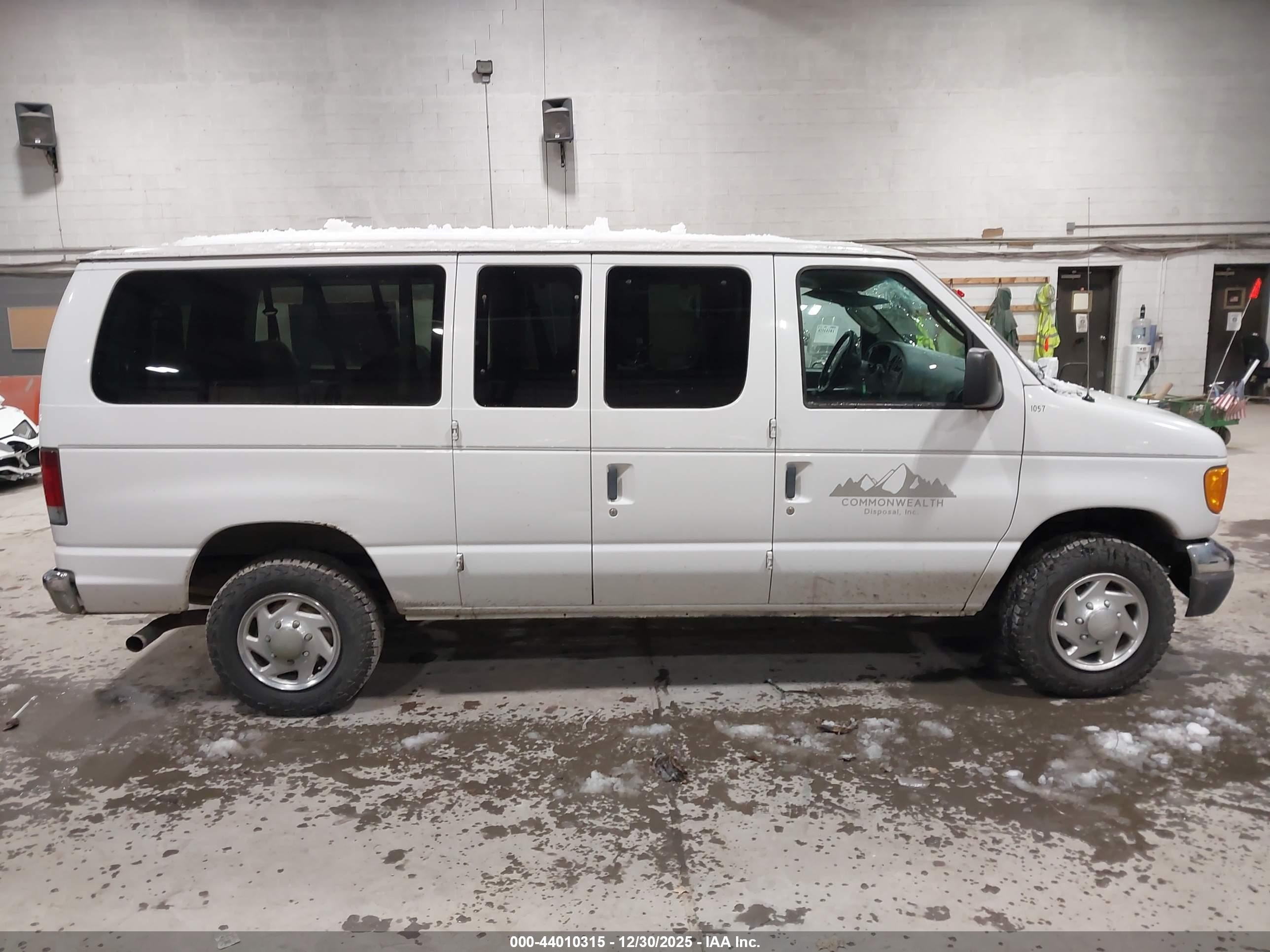 2005 Ford E-350 Super Duty Chateau/xl/xlt White vin: 1FBNE31L85HB38089