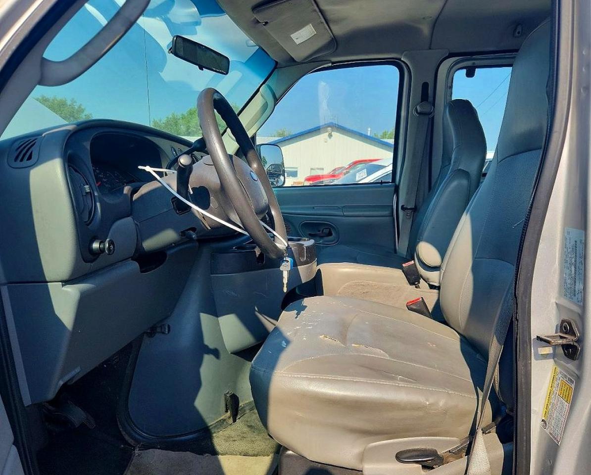 2008 Ford Econoline E350 Super Duty Wagon Серебряный vin: 1FBNE31L88DB49279
