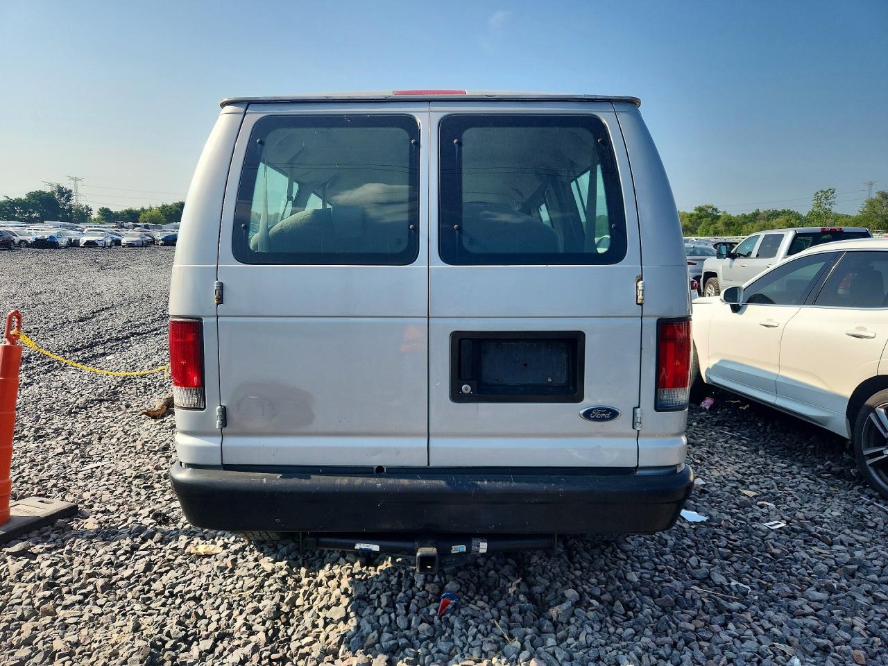 2008 Ford Econoline E350 Super Duty Wagon Серебряный vin: 1FBNE31L88DB49279