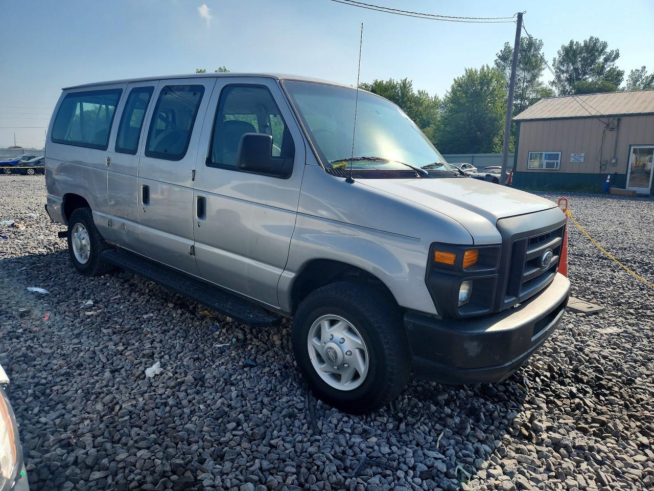 2008 Ford Econoline E350 Super Duty Wagon Серебряный vin: 1FBNE31L88DB49279