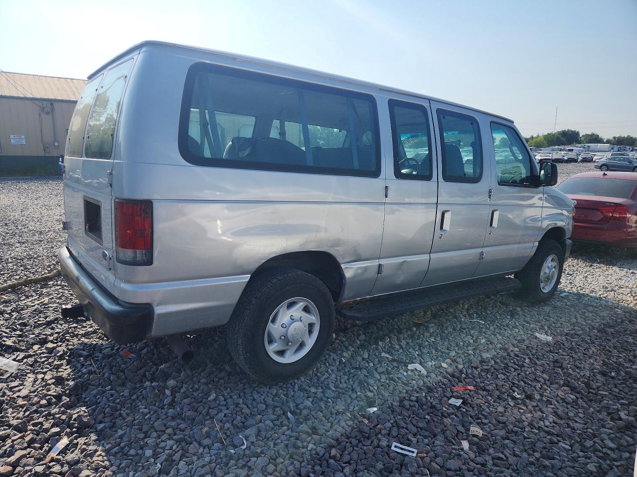 2008 Ford Econoline E350 Super Duty Wagon Серебряный vin: 1FBNE31L88DB49279