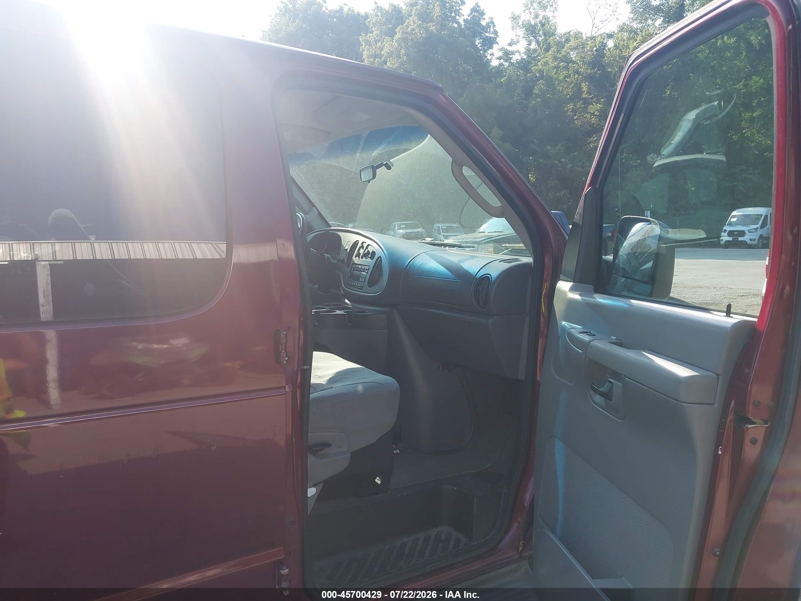 2006 Ford E-350 Super Duty Chateau/xl/xlt Burgundy vin: 1FBNE31L96DA04815